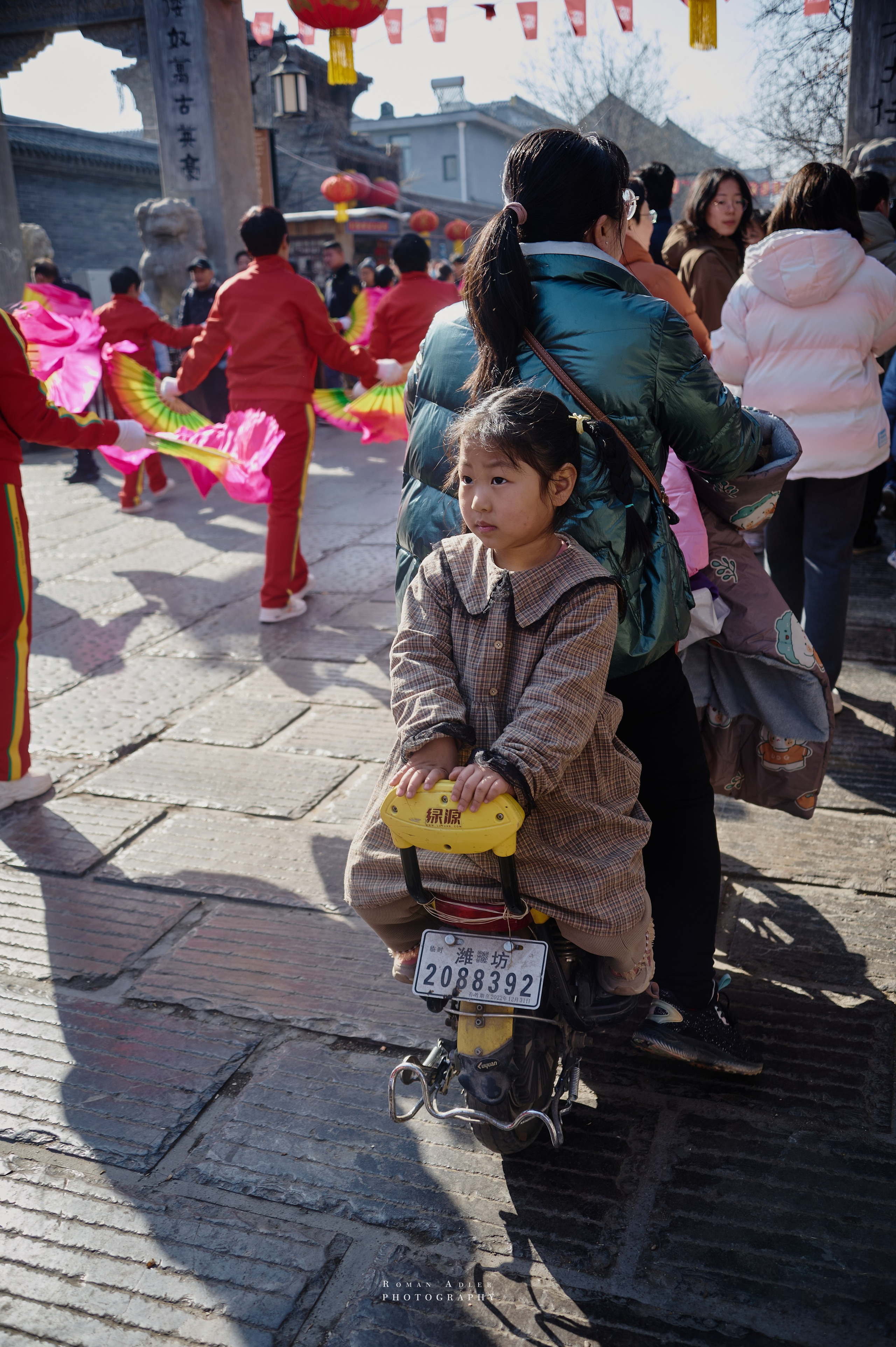 Новогодний парад в Цинчжоу. Китай. Фотограф Роман Адлер