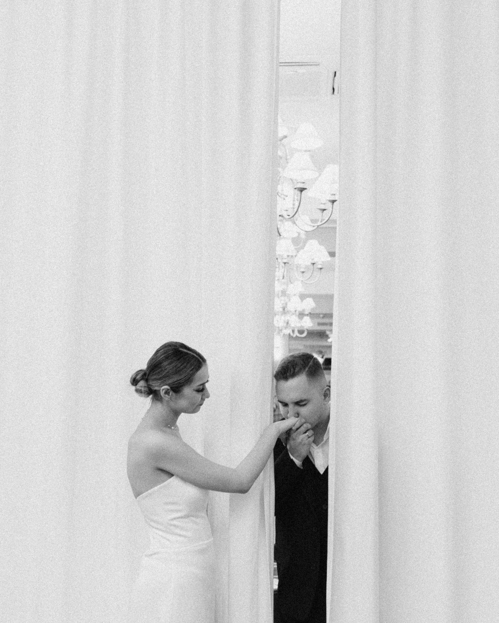 В отражениях друг друга. Свадебный фотограф Семен Матвин