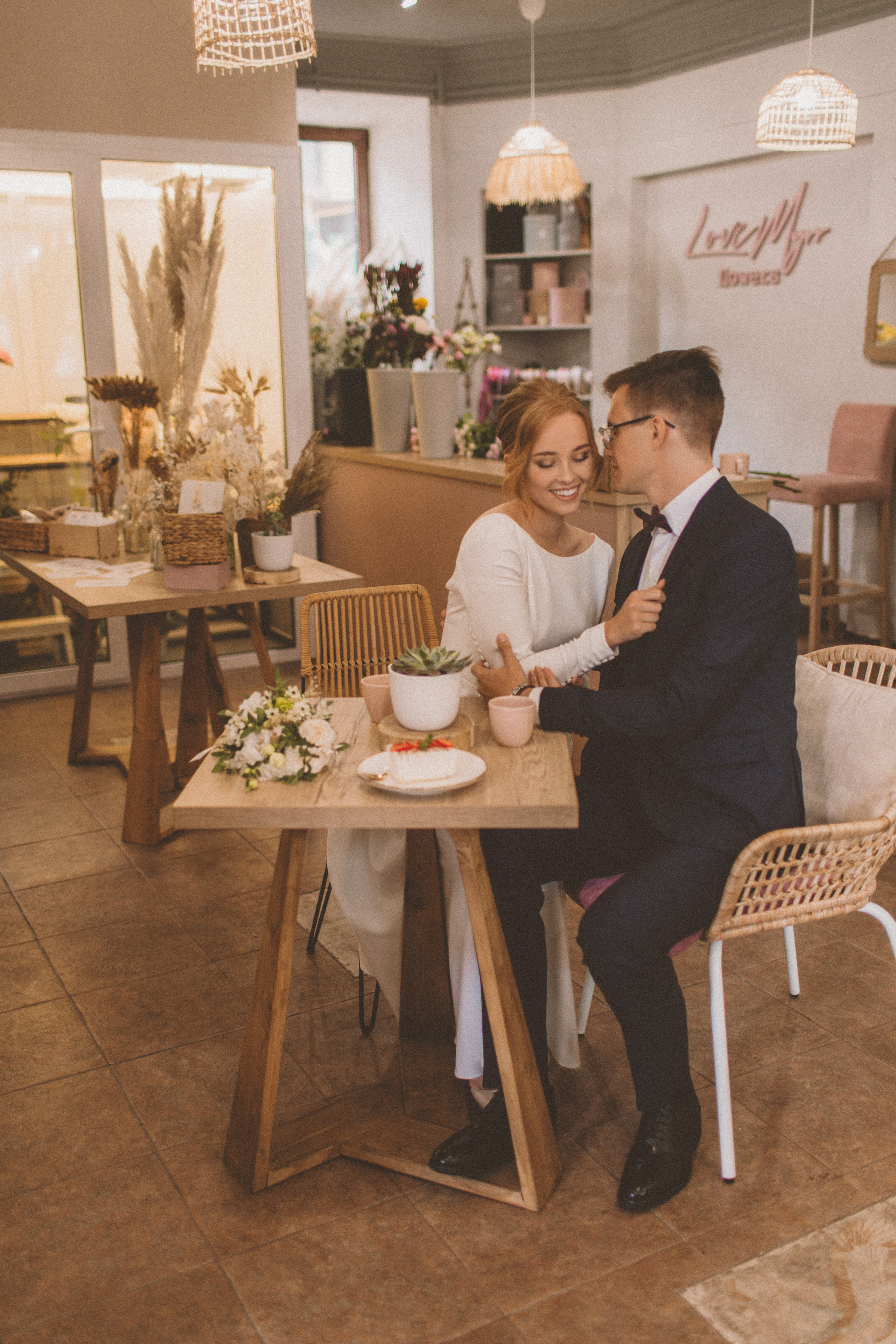 Фотосессия невесты Маргариты в свадебном платье Брижит миди от Бонжур. Свадебный салон-ателье Бонжур в Минске Bonjour