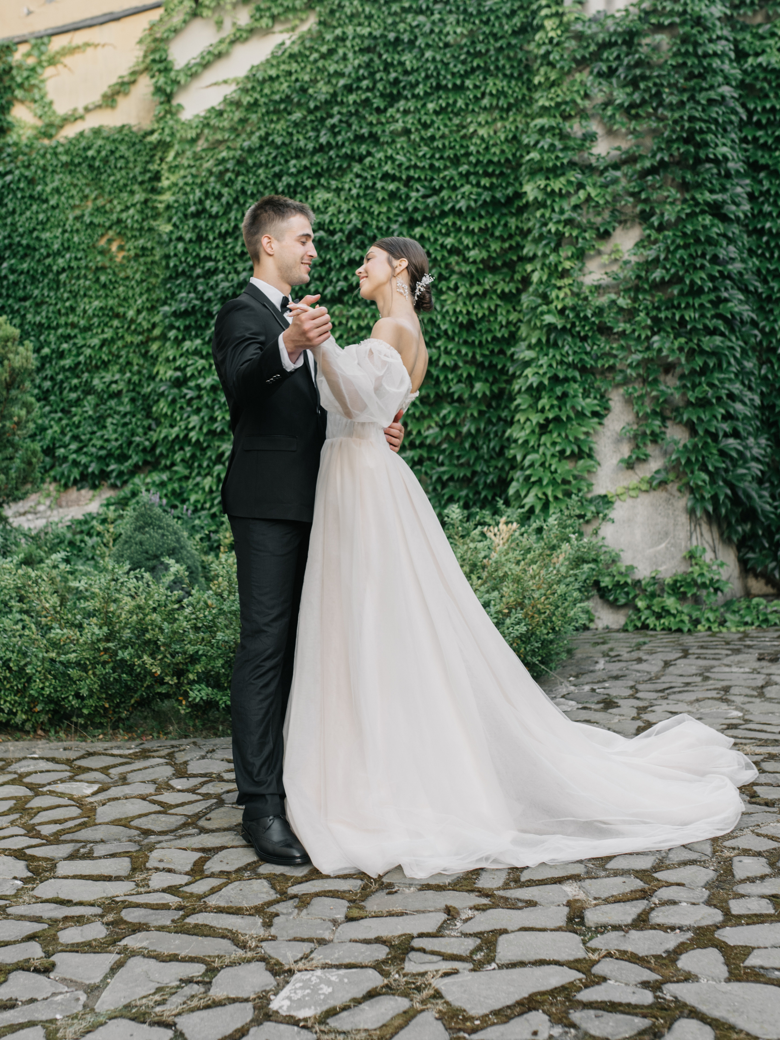 Валентин и Мария. Свадебный салон-ателье Бонжур в Минске Bonjour