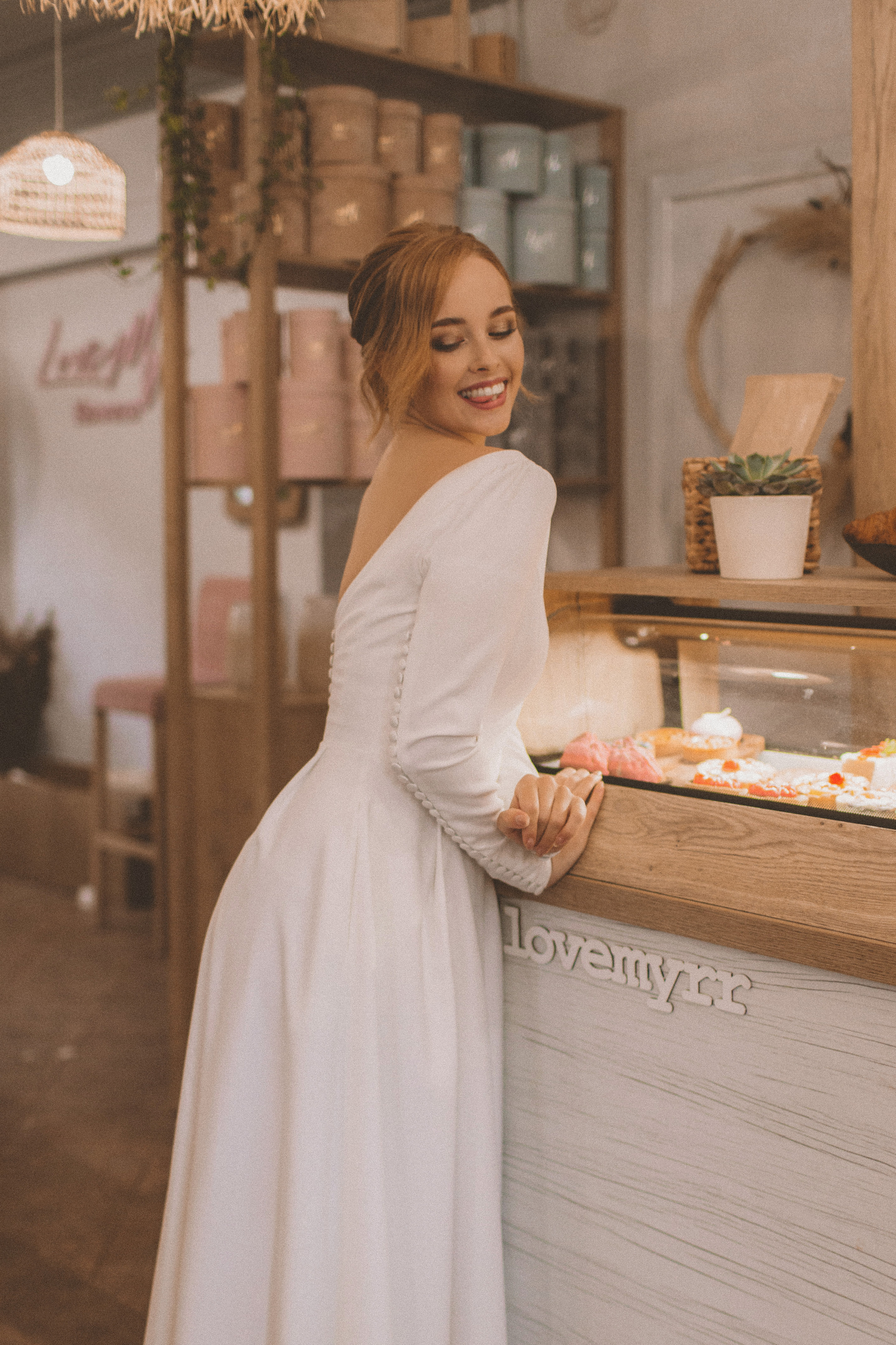 Фотосессия невесты Маргариты в свадебном платье Брижит миди от Бонжур. Свадебный салон-ателье Бонжур в Минске Bonjour