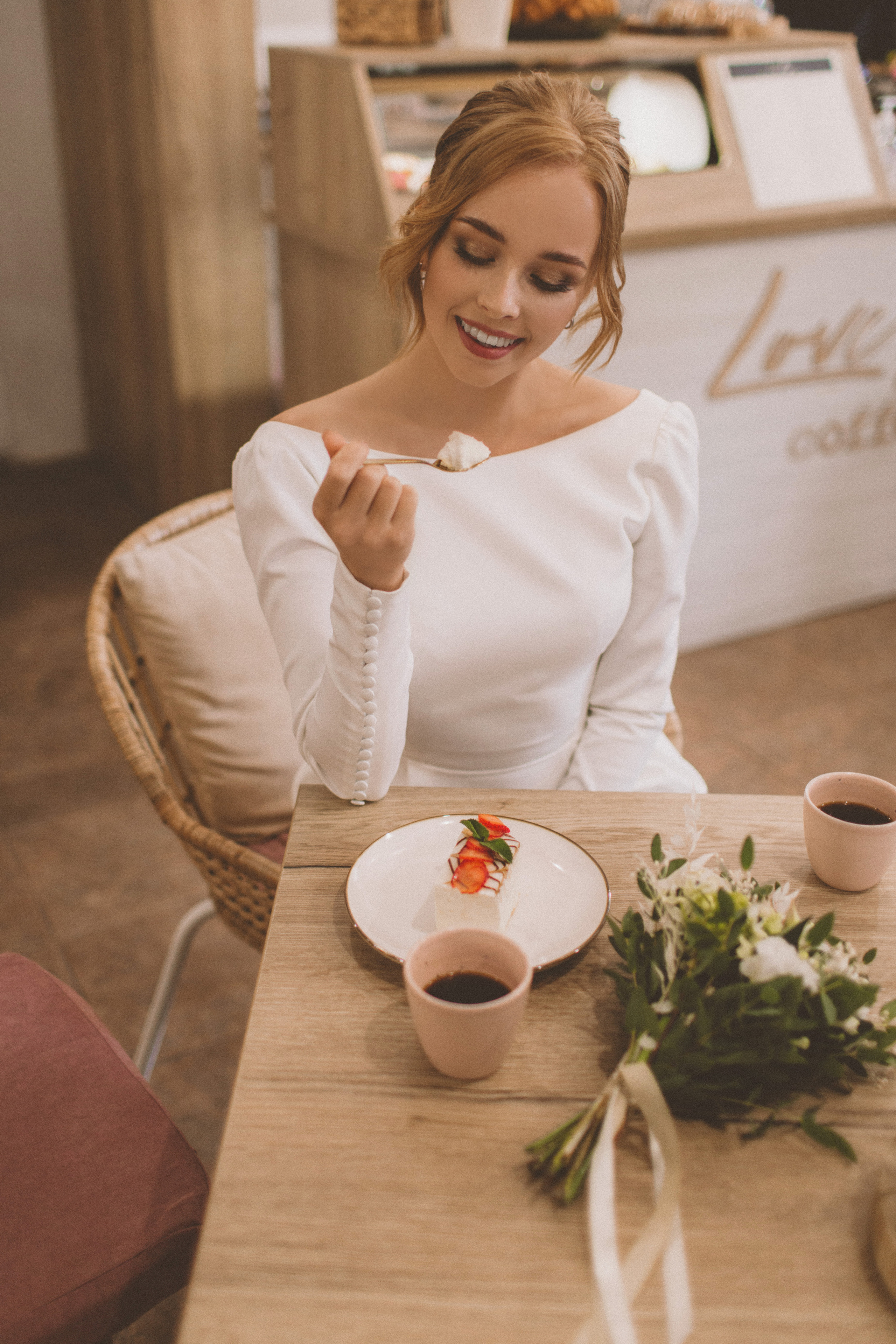 Фотосессия невесты Маргариты в свадебном платье Брижит миди от Бонжур. Свадебный салон-ателье Бонжур в Минске Bonjour