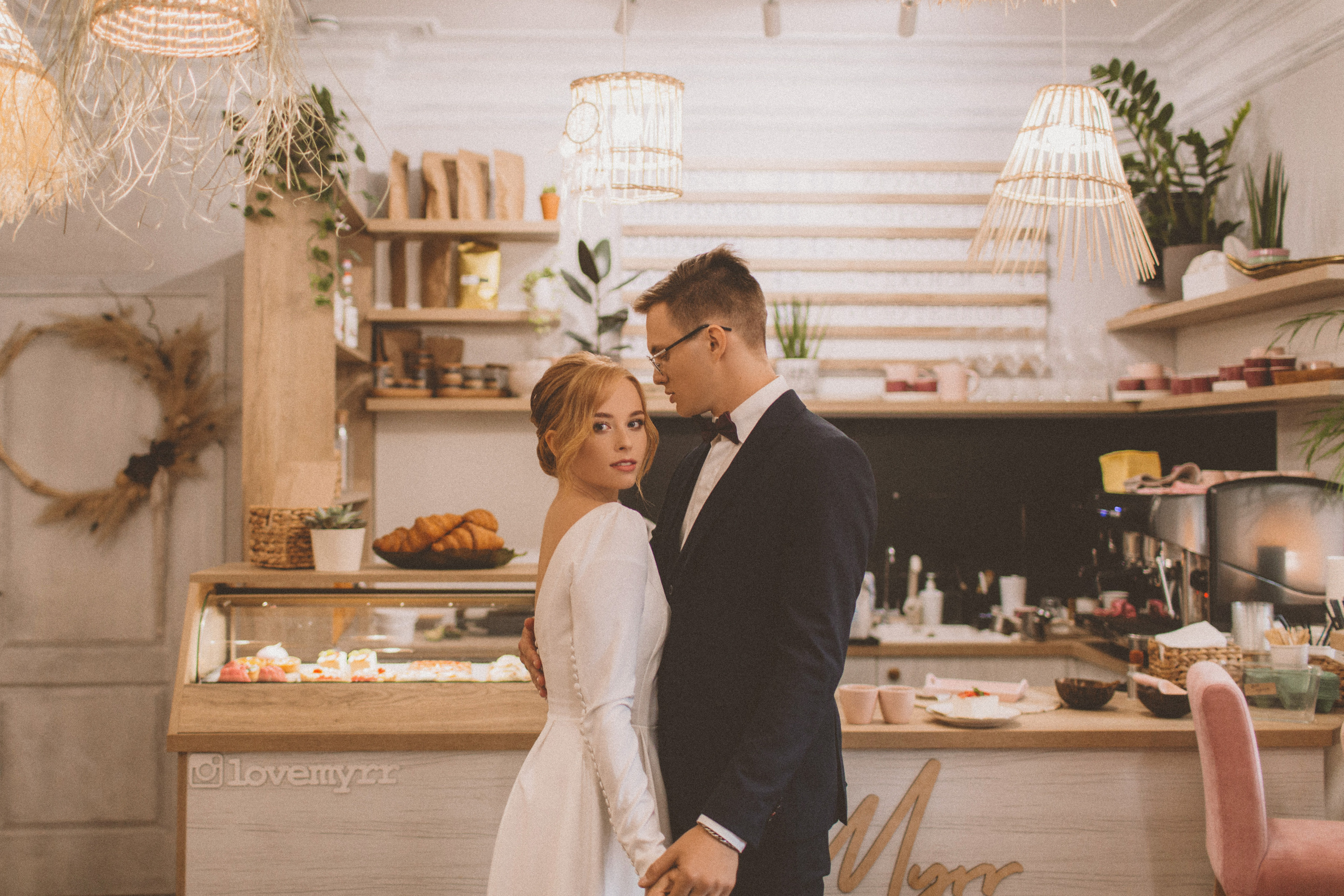 Фотосессия невесты Маргариты в свадебном платье Брижит миди от Бонжур. Свадебный салон-ателье Бонжур в Минске Bonjour