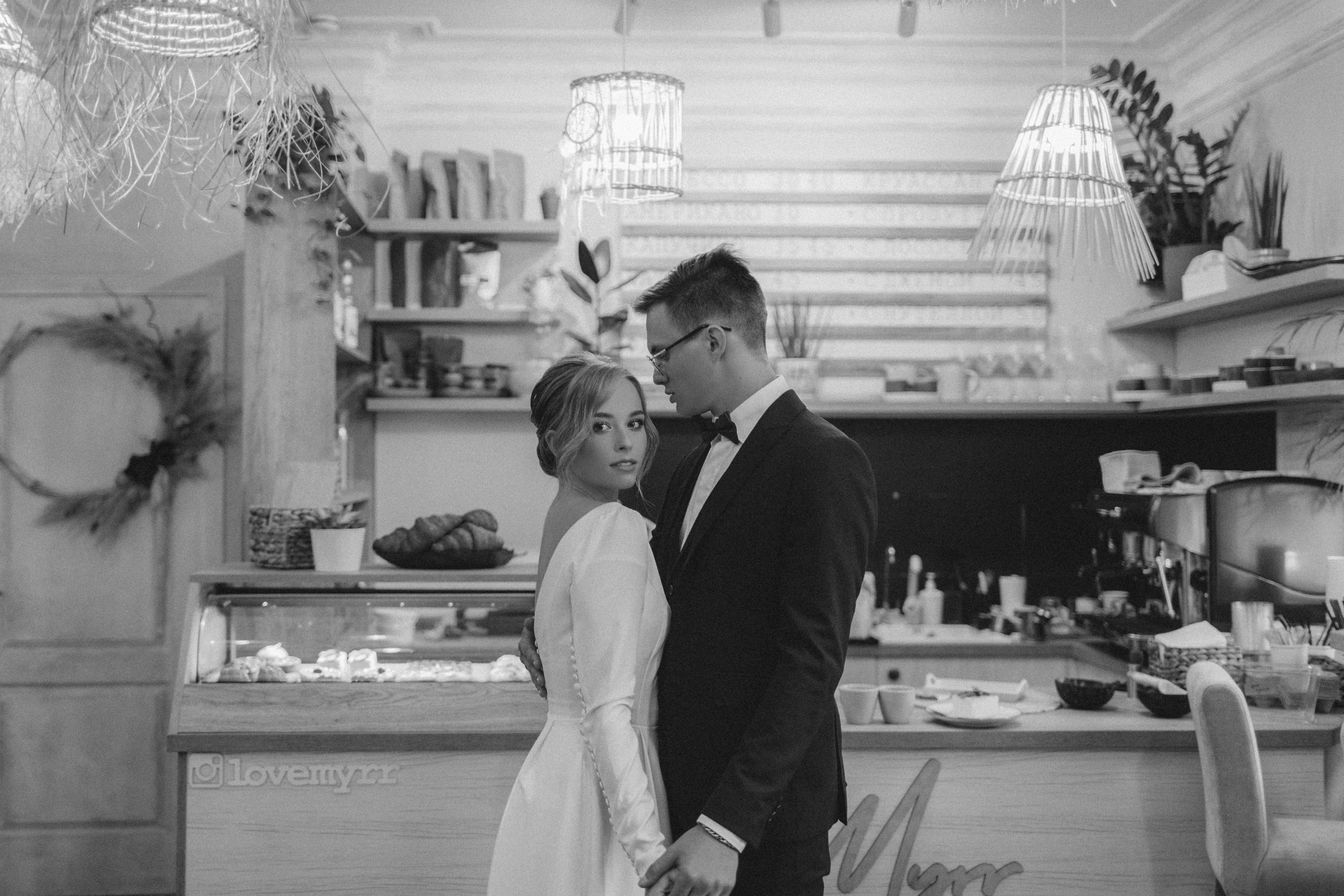 Фотосессия невесты Маргариты в свадебном платье Брижит миди от Бонжур. Свадебный салон-ателье Бонжур в Минске Bonjour