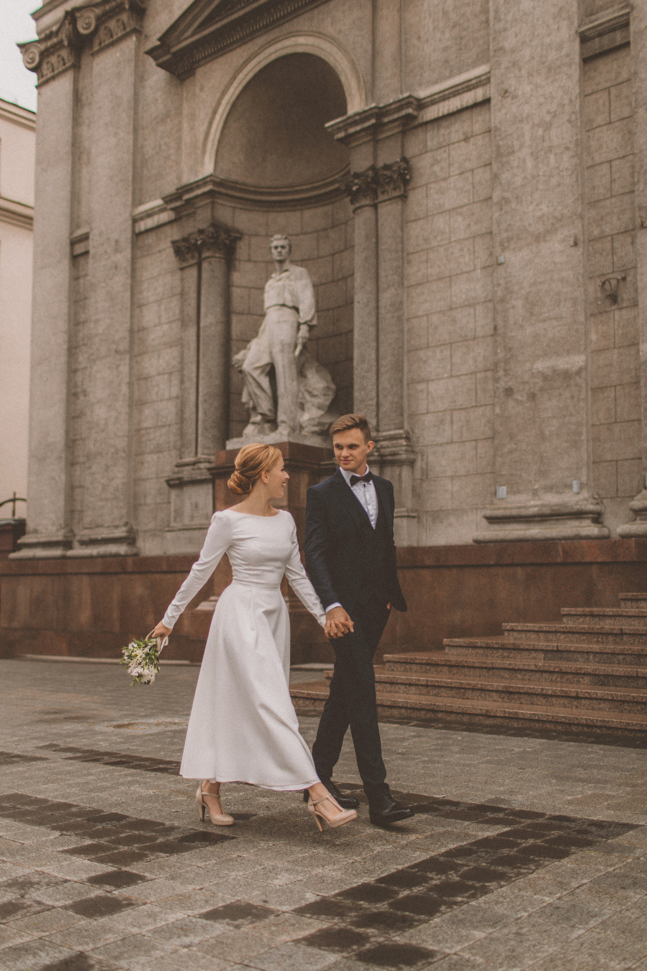 Фотосессия невесты Маргариты в свадебном платье Брижит миди от Бонжур. Свадебный салон-ателье Бонжур в Минске Bonjour