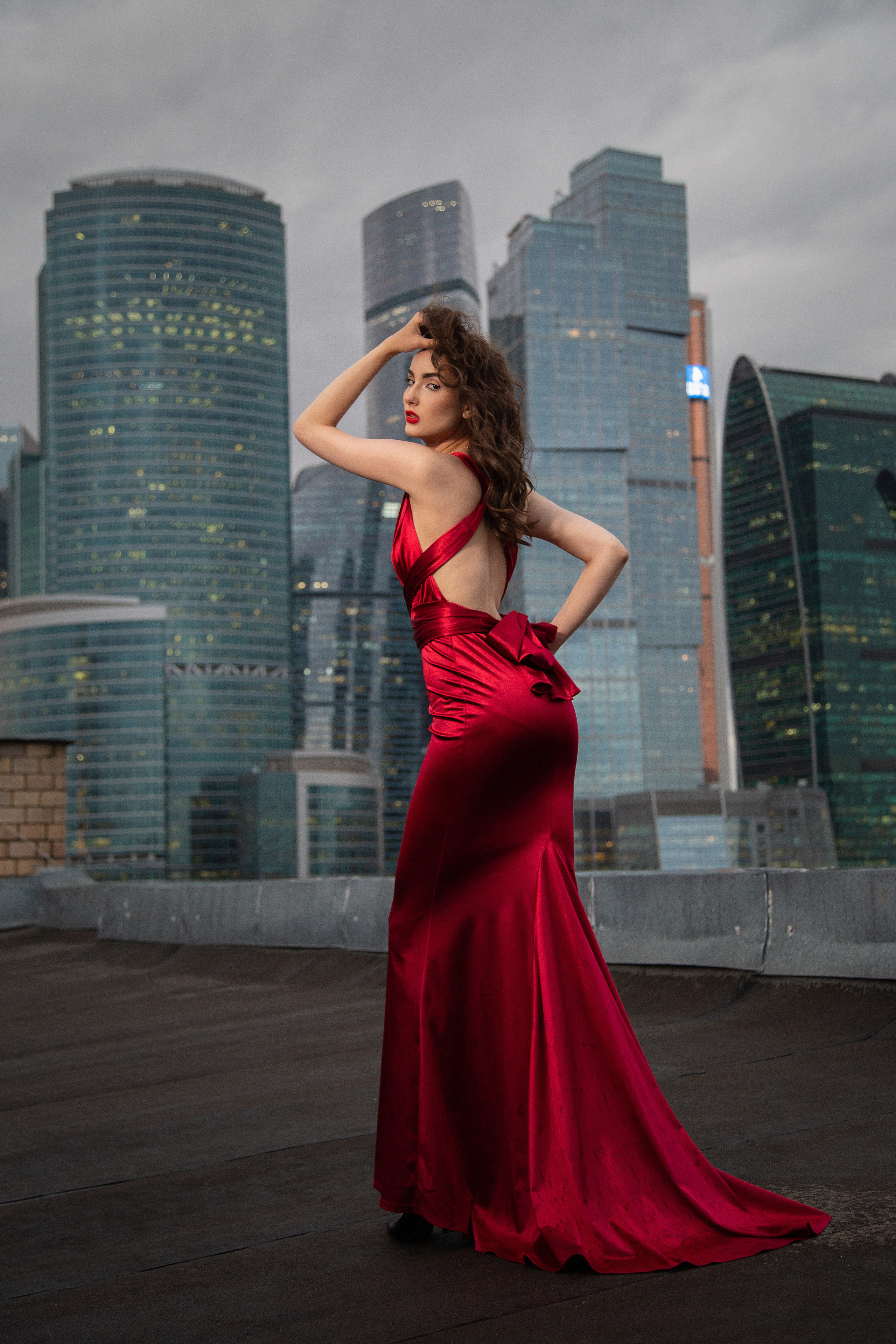 девушка в красном на фоне москва сити