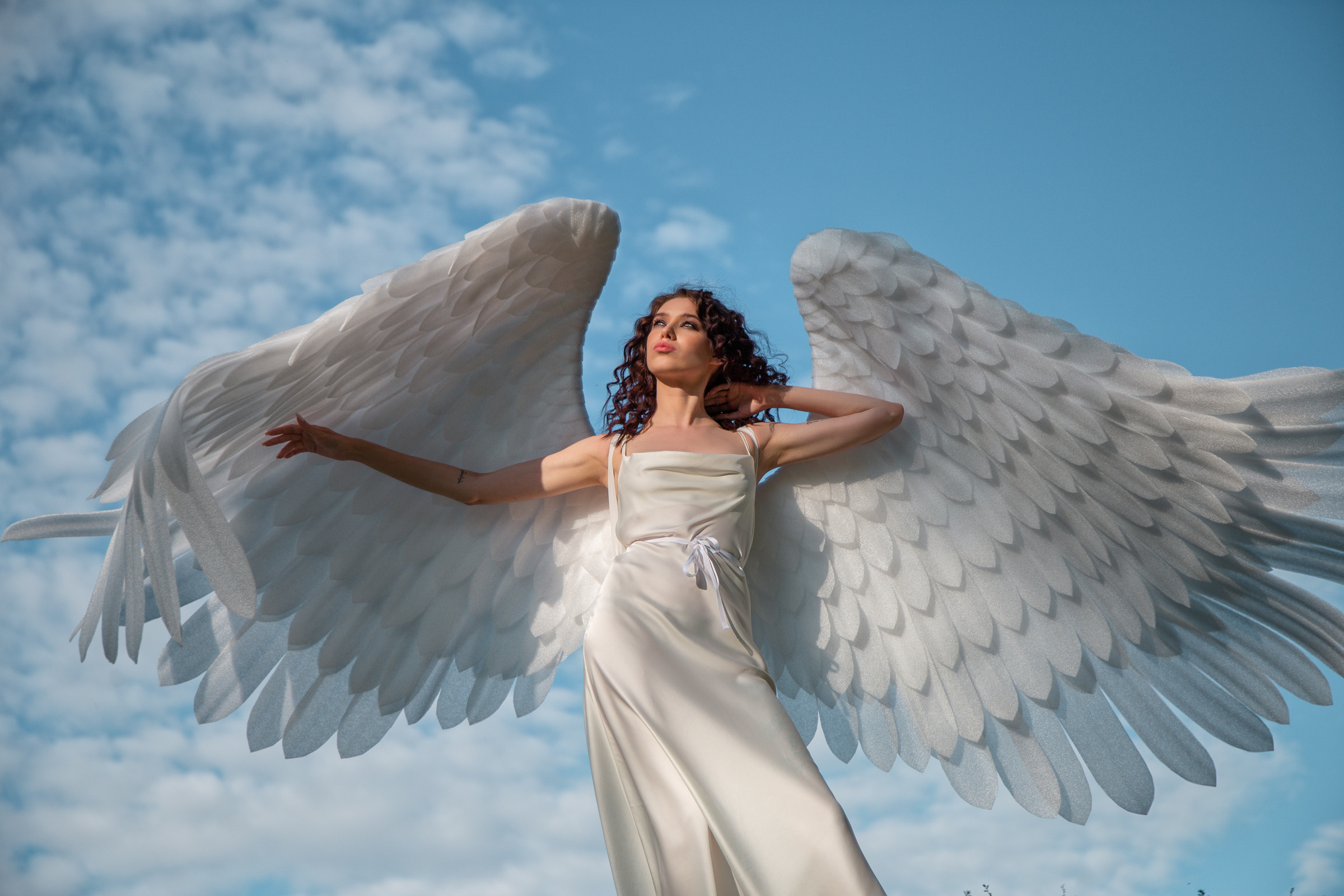 Девушка ангел и небо