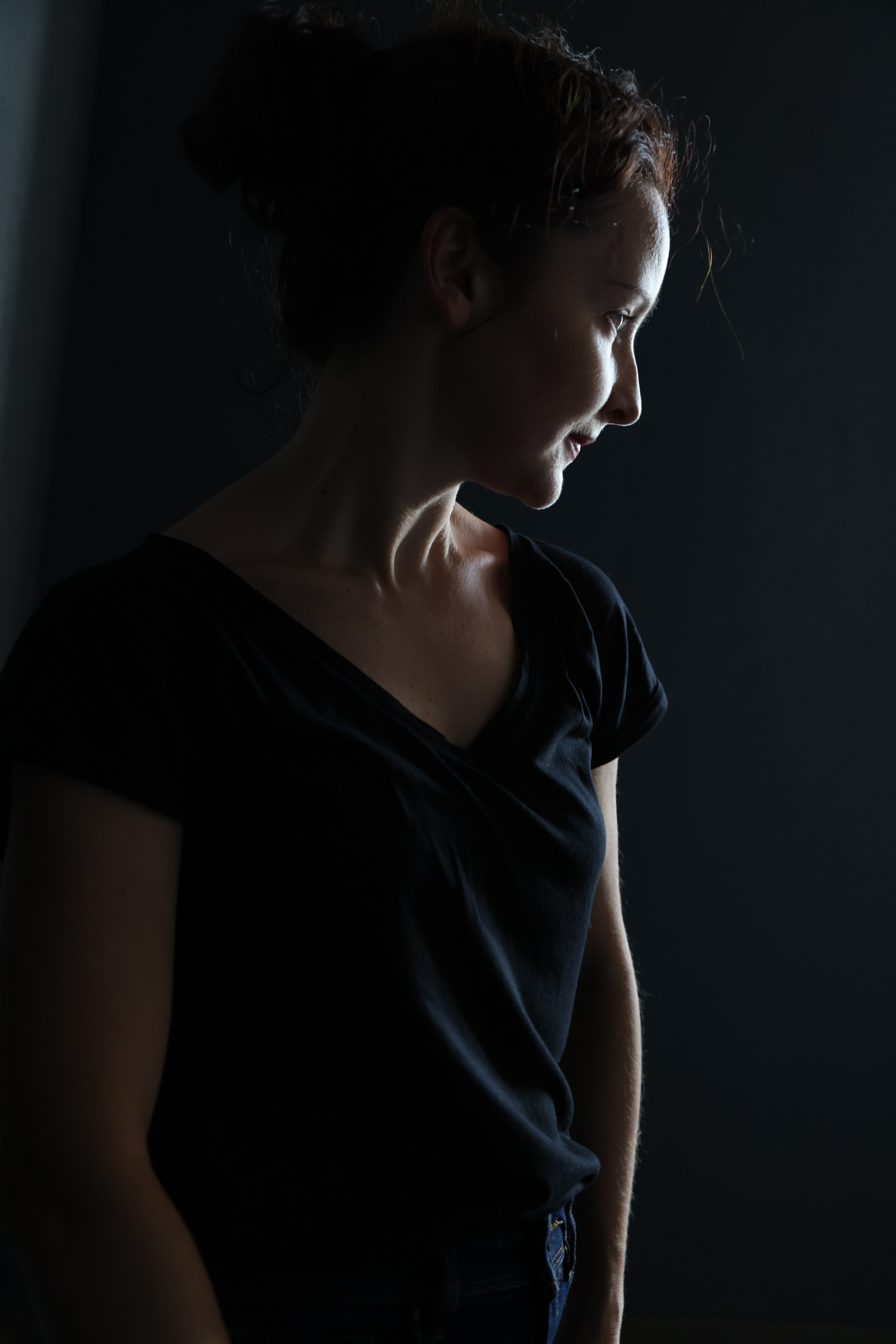 Сьемка в студии, брюнетка на темном фоне Фотограф - Мэри Маршания