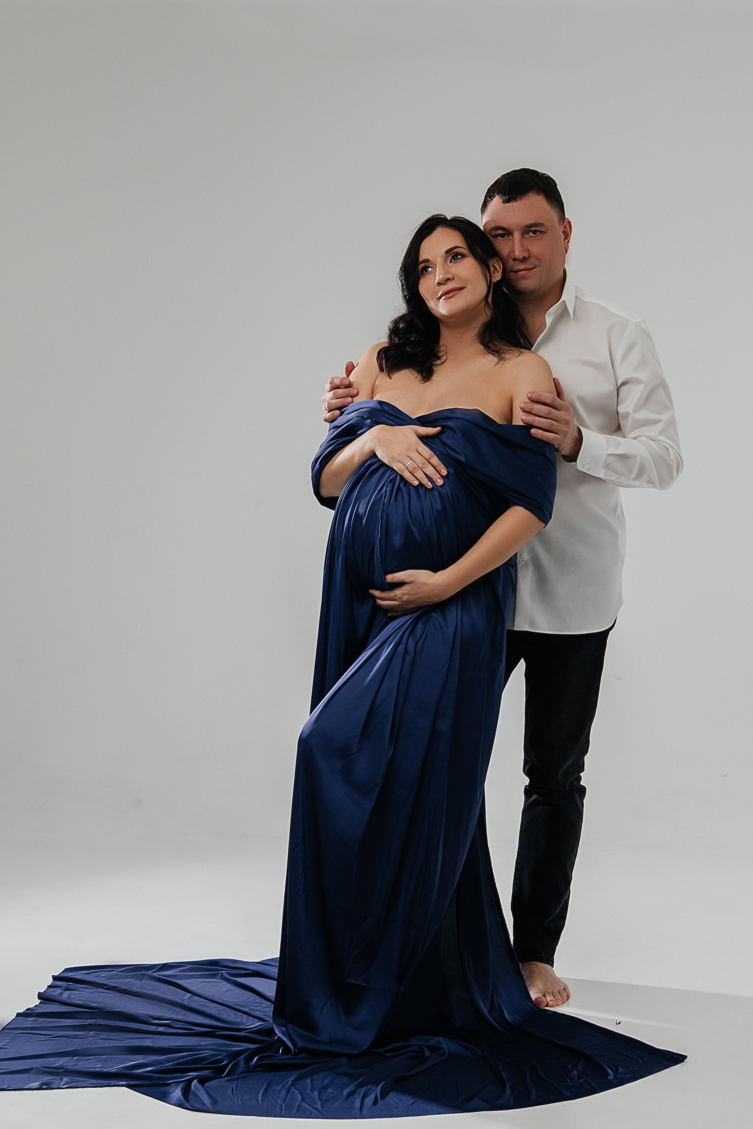 фотосессия беременности в студии с мужем. Фотосессия беременности в тканях. Беременность, фотосъемка в ожидании. фотосъемка беременных. фотограф  беременности Иркутск Фотосесия в стиле vogue в иркутске