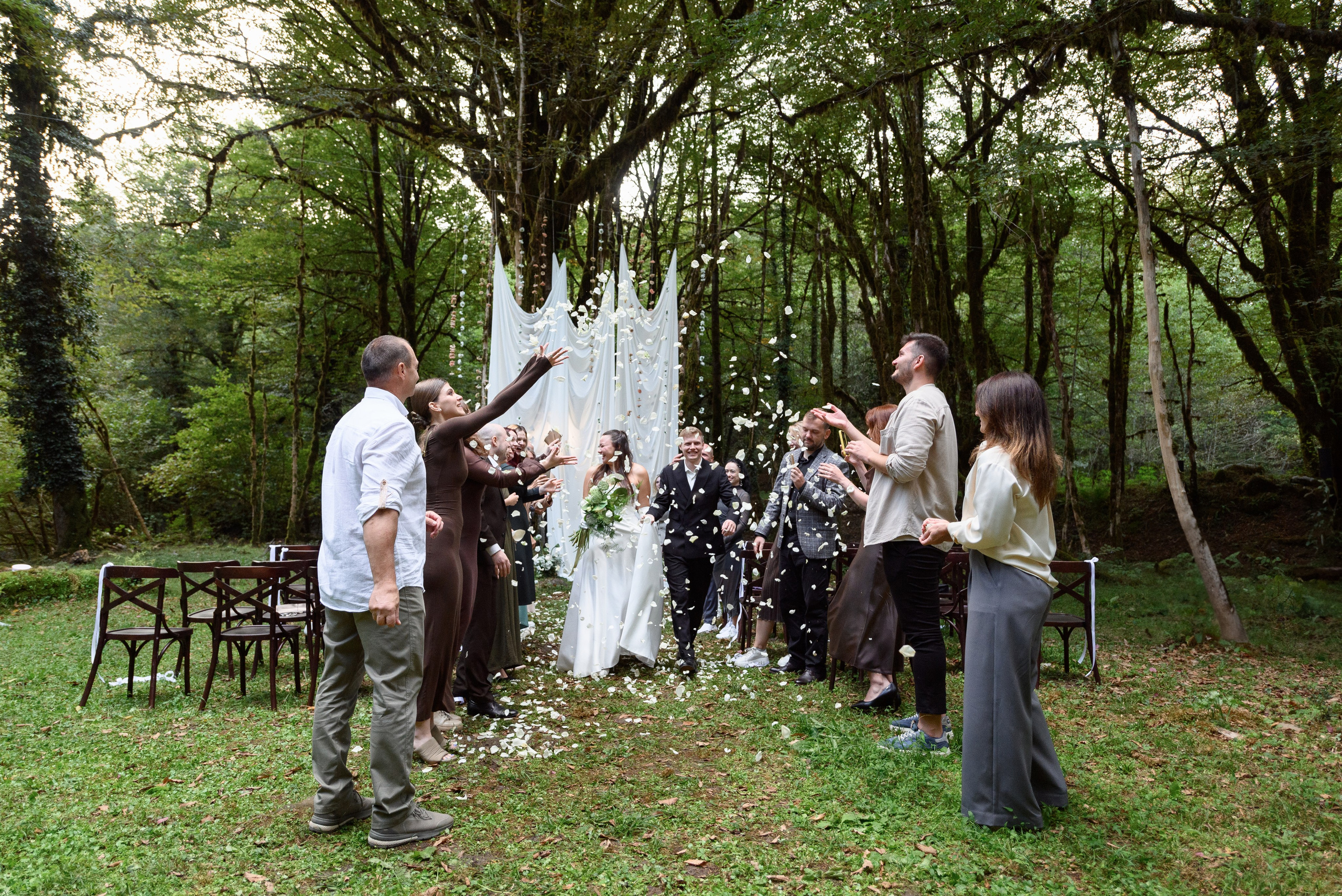 Свадебная фотосессия среди зелени глэмпинга Енот, в Сочи, наполнена счастливыми моментами и красотой природы