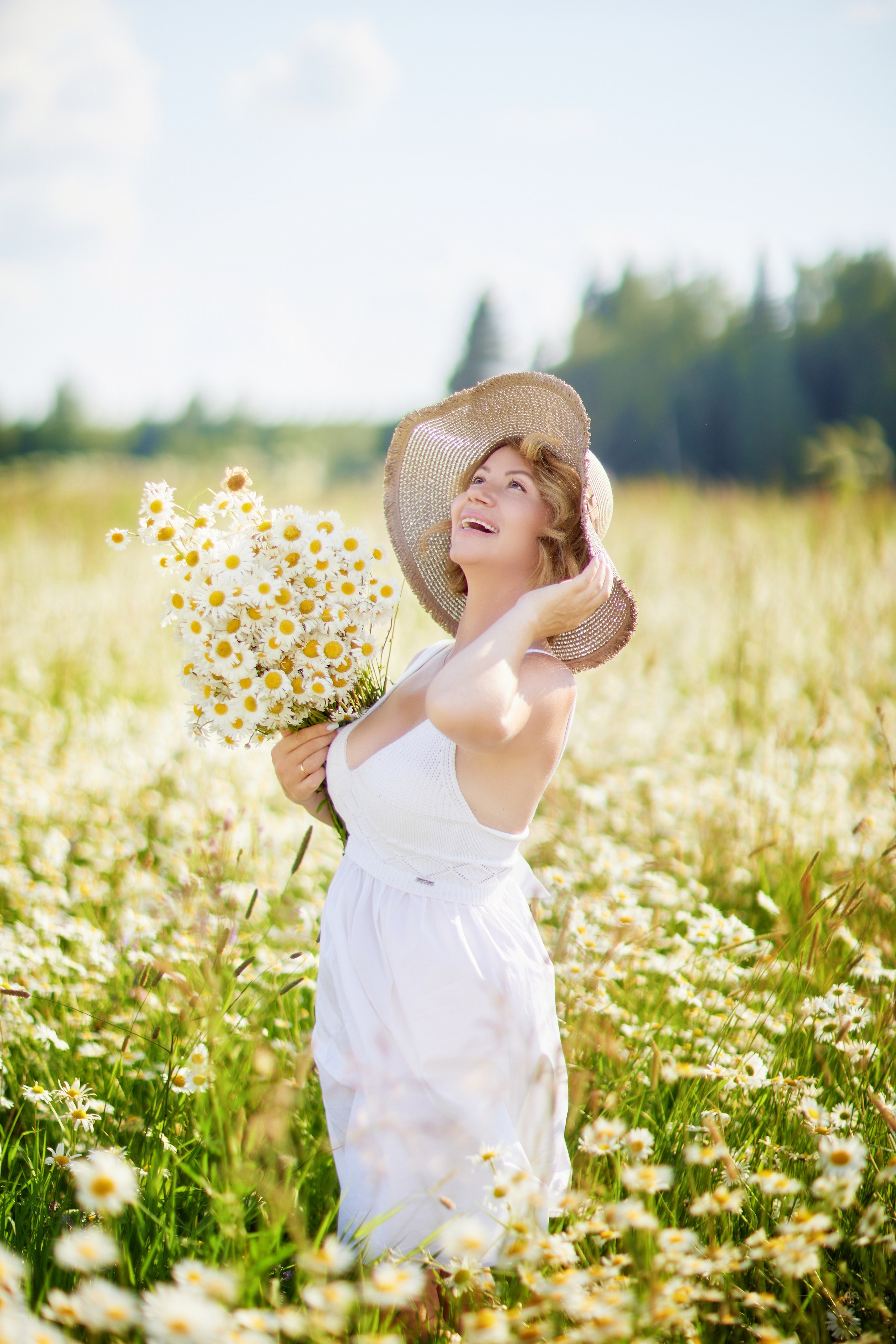 Семейная фотосессия в ромашках. Семейный и свадебный фотограф в Москве Пушкино Элеонора Янбухтина
