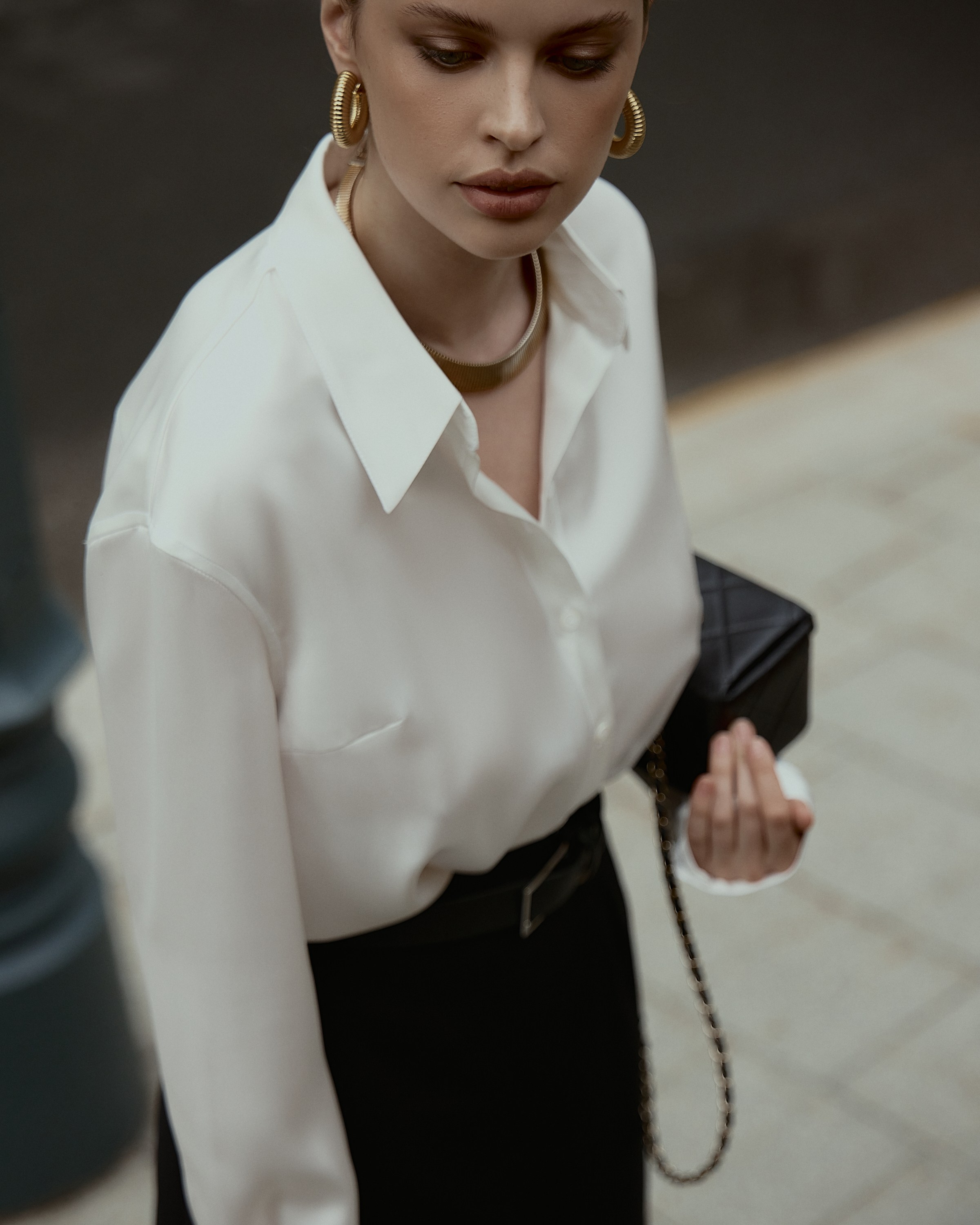 Уличная съемка девушки женщины в Москве в одежде известного бренда Екатериной Врублевской