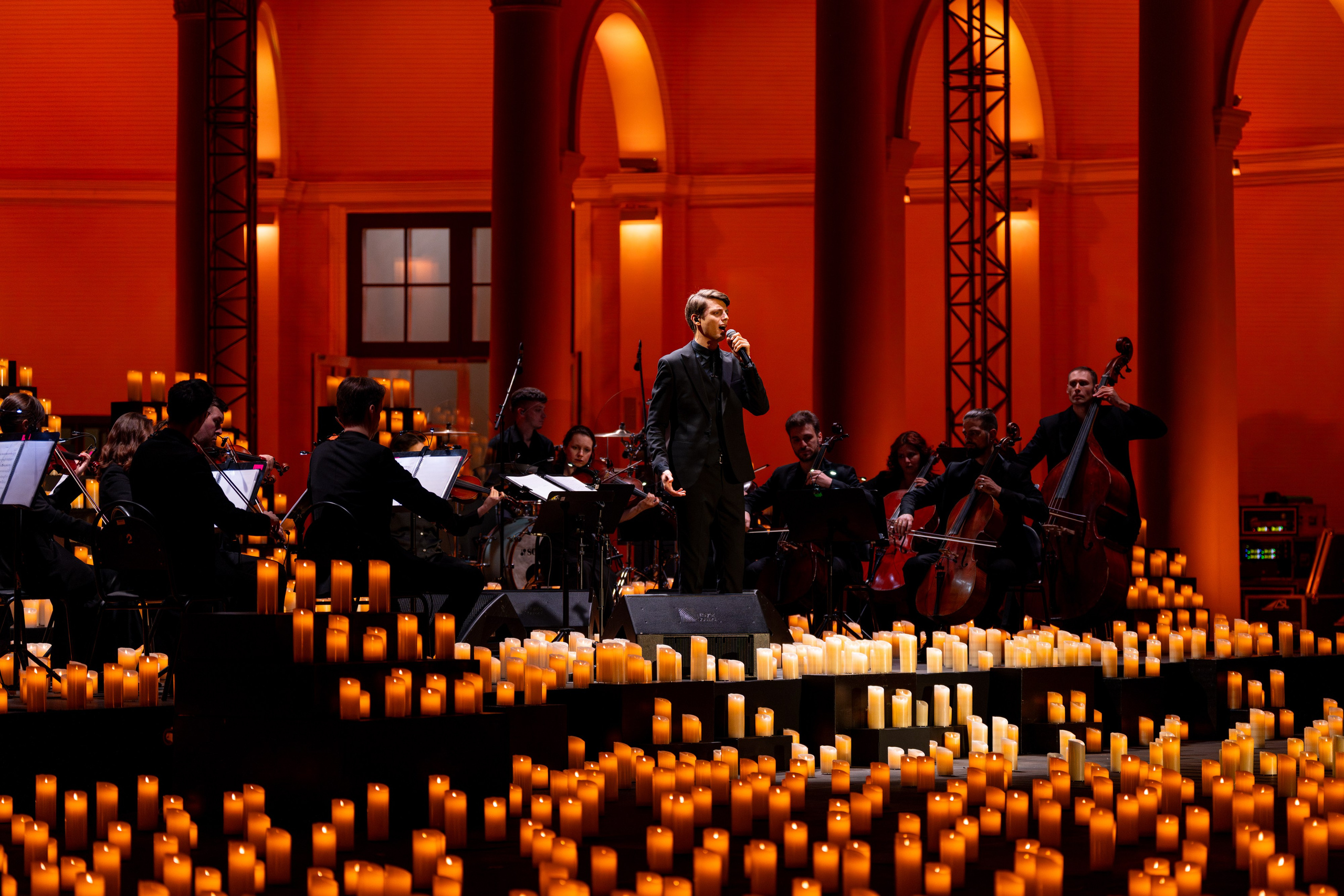 Симфонический оркестр Lumisfera при свечах. Фотограф Никита Комаров