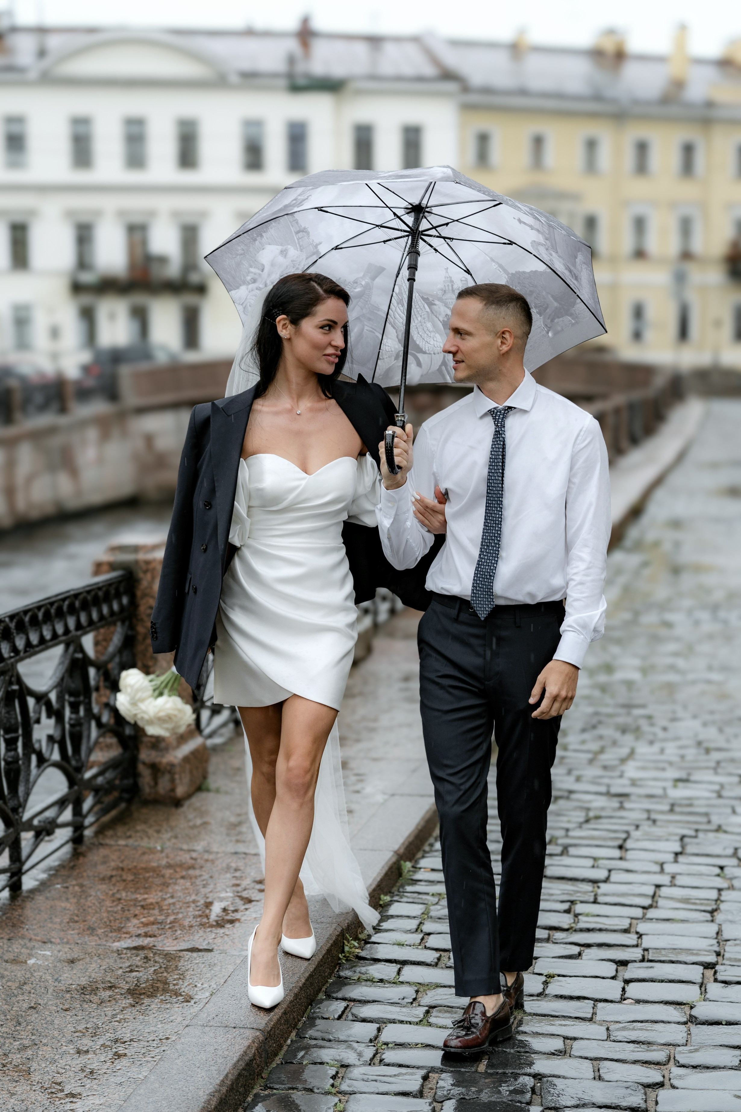 Жених и невеста на свадебной фотосессии у Зимней канавки в Санкт-Петербурге