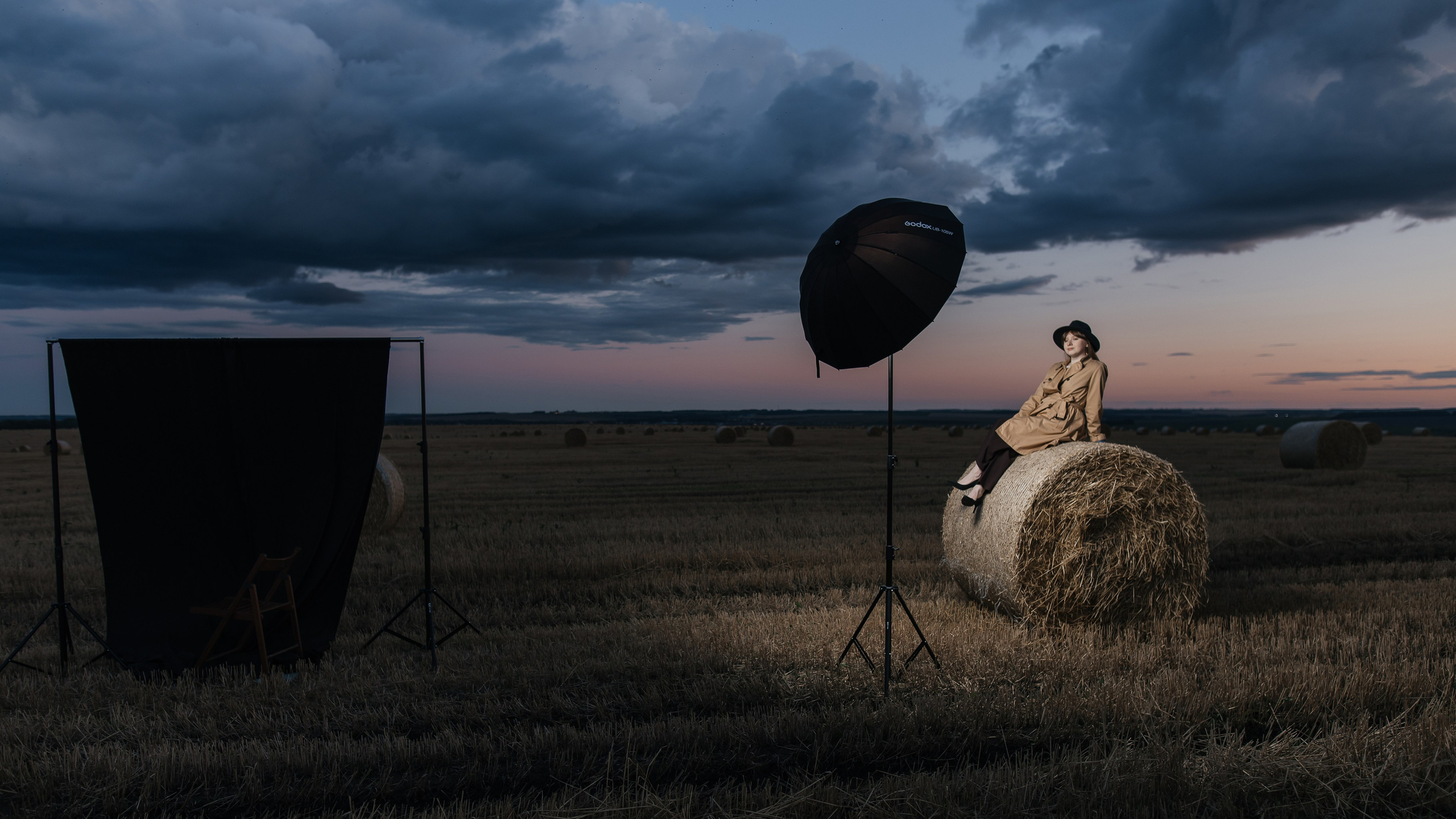 Фотосессия для девушки в вечернем поле перед дождем