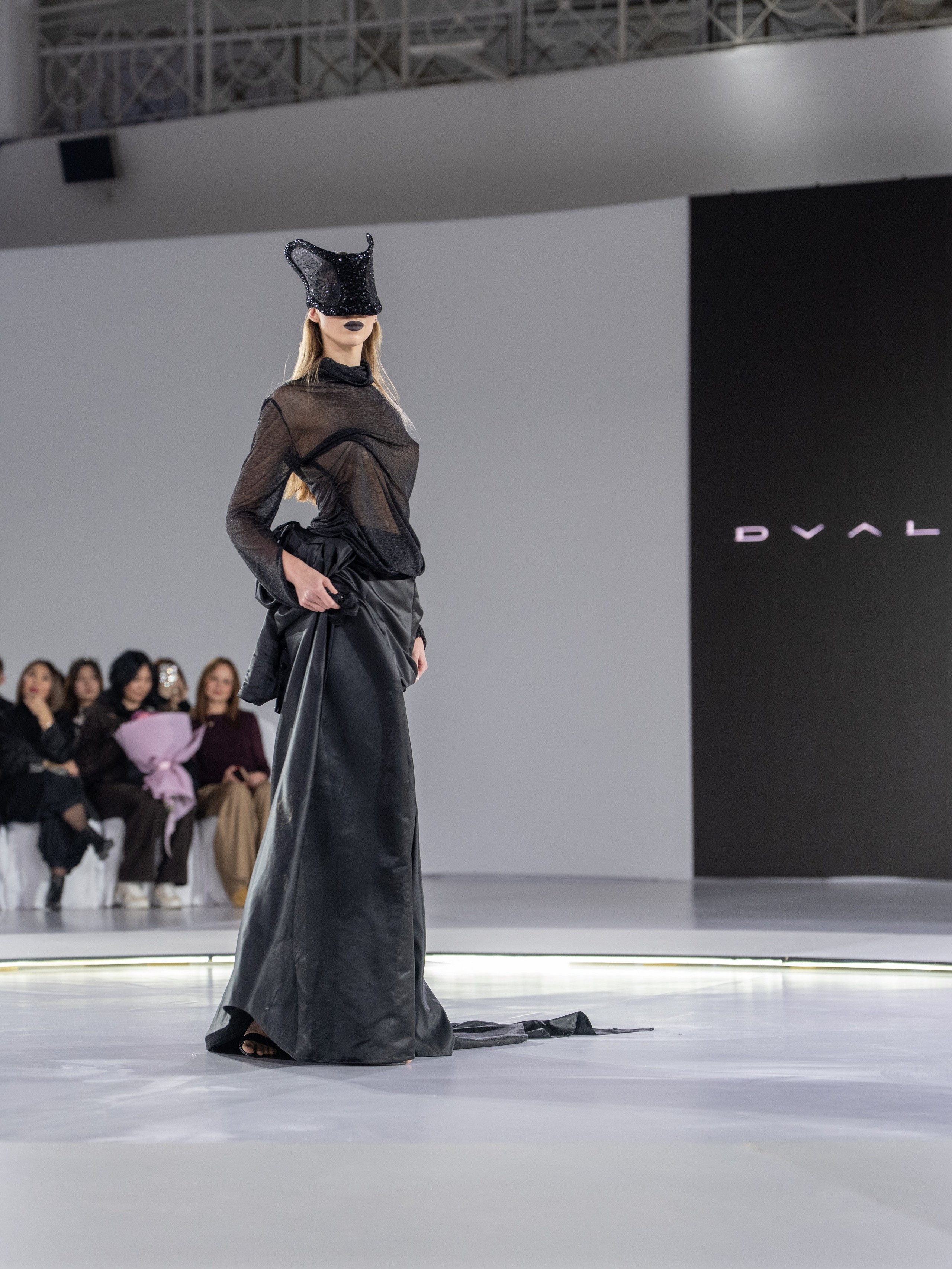 Дизайн DVALI. Сайт Алматинского НЮ АРТ, будуар и фэшн фотографа Дениса Карпенко