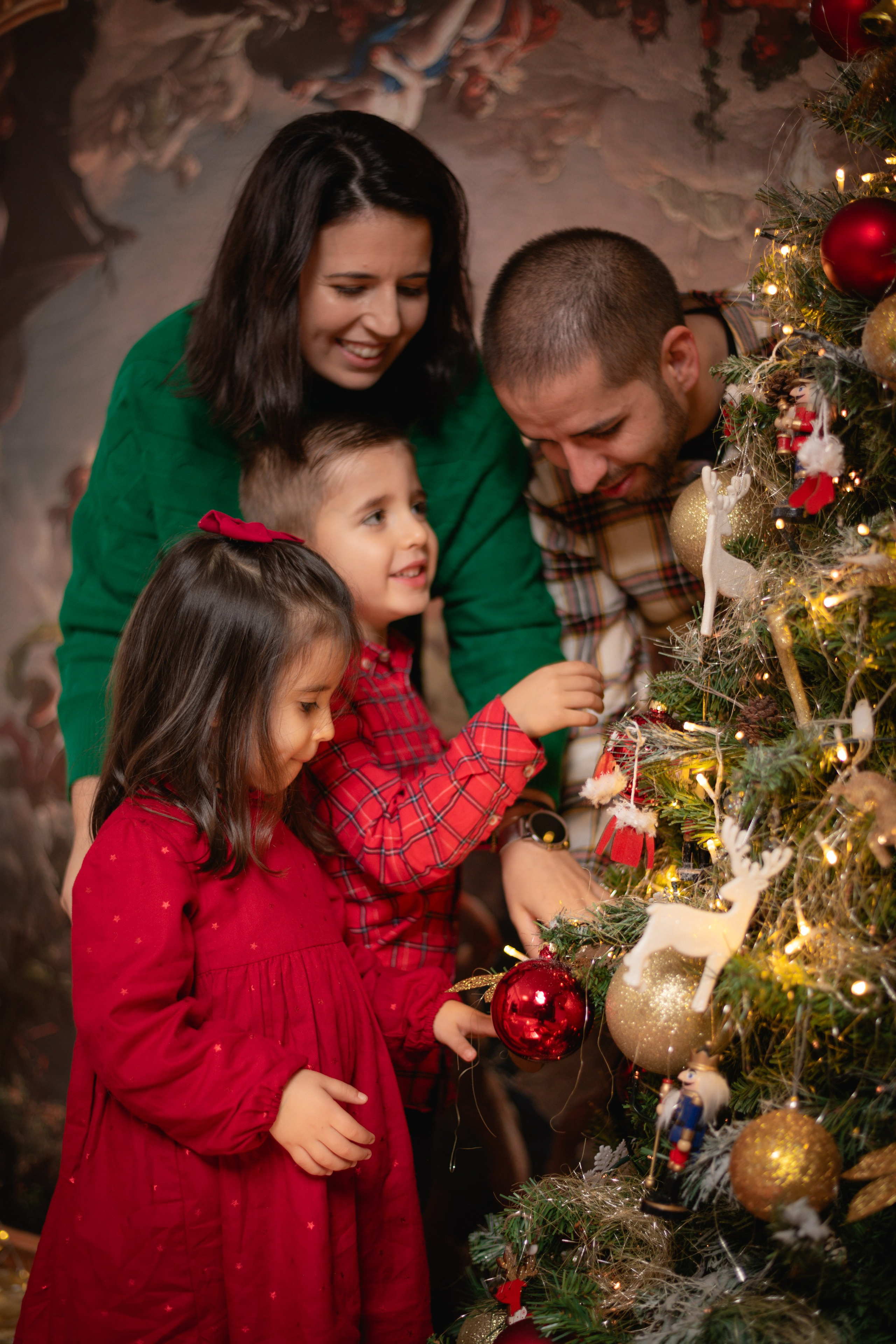 CATIA AND HER FAMILY. Anastasiia Antoniuk portrait, family and couple photographer, Portugal