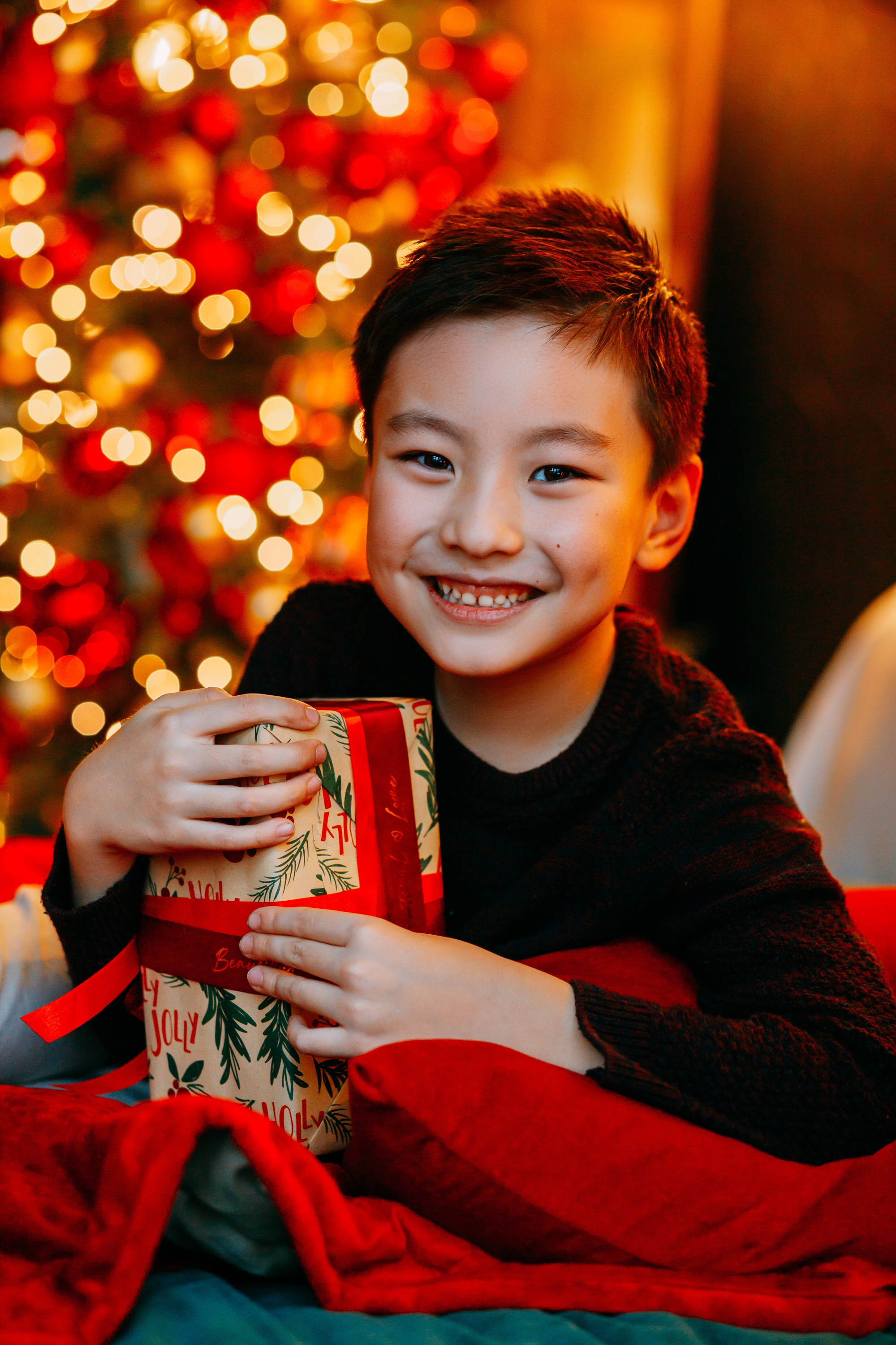 Новогодняя семейная фотосессия в темном зале. Фотограф в Санкт-Петербурге Alina Film