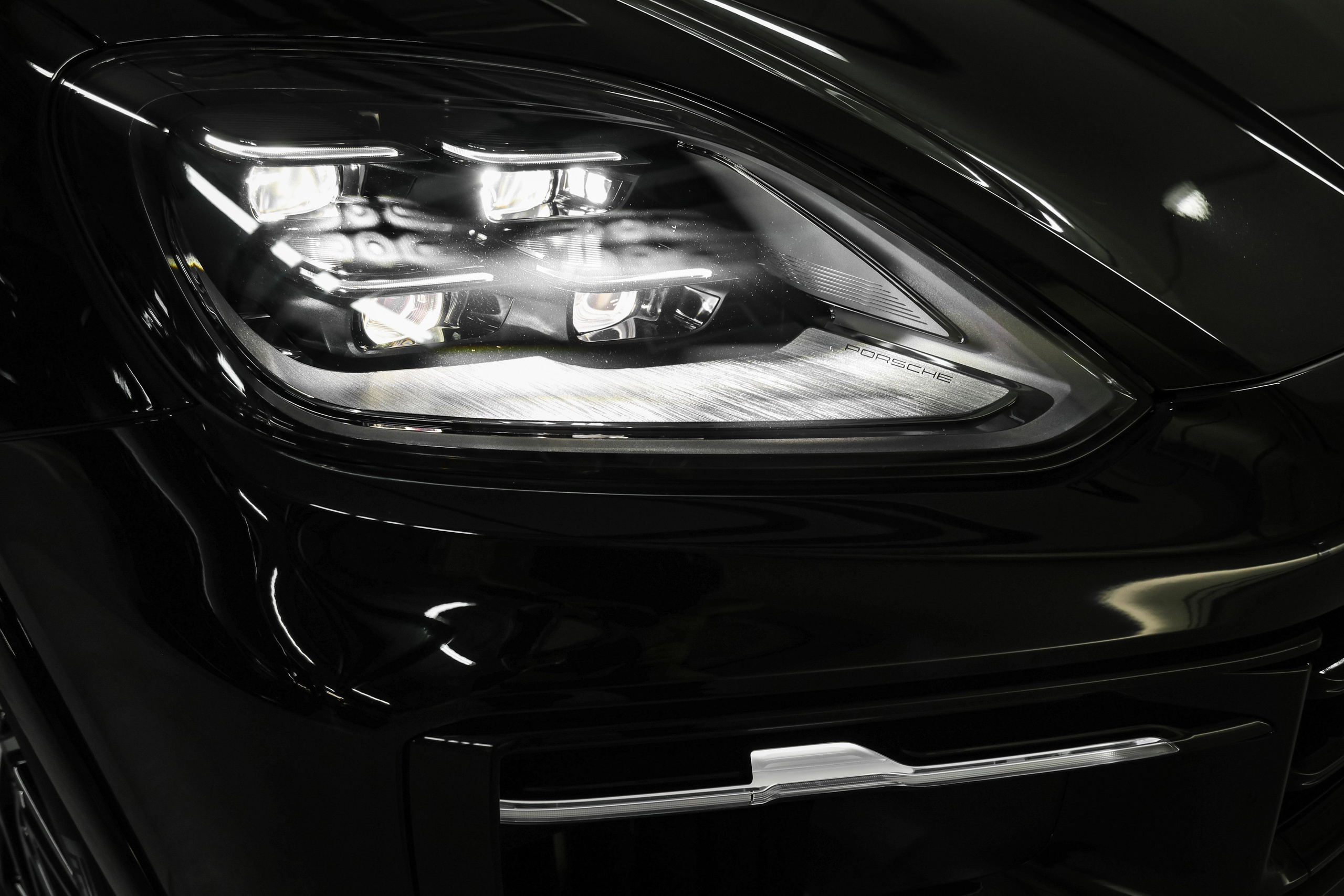 2025 PORSCHE CAYENNE COUPE E-Hybrid $185,000 NEW from EUROPE. Mixturecaptures