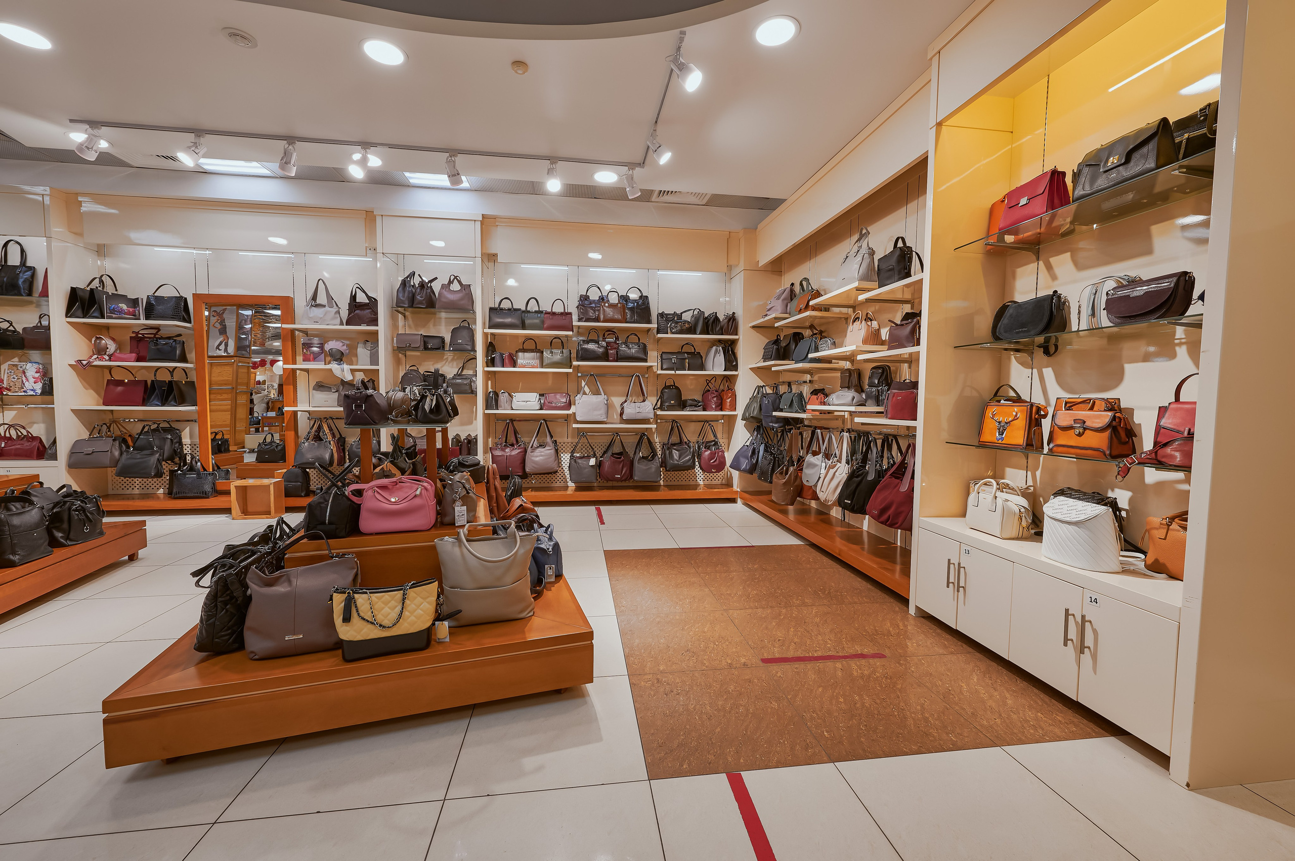 Портфолио по интерьерной и экстерьерной фотосъёмки: Мир Сумок — Правый берег. Фотограф Яковлев Роман — Красноярск