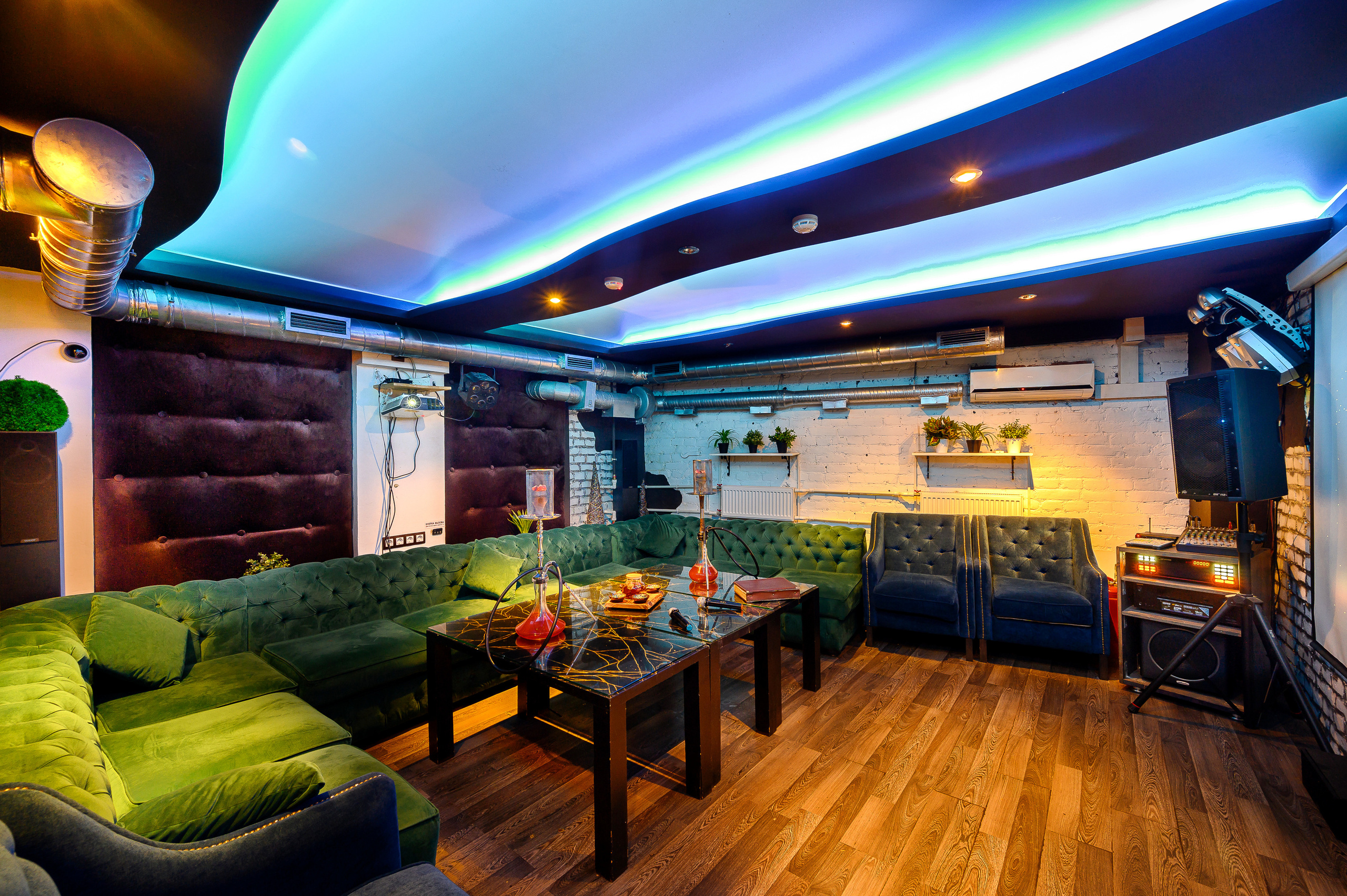 Лаунж-бар Bonnie and Clyde. Интерьерный фотограф. Фото- видеосъемка недвижимости Санкт-Петербург
