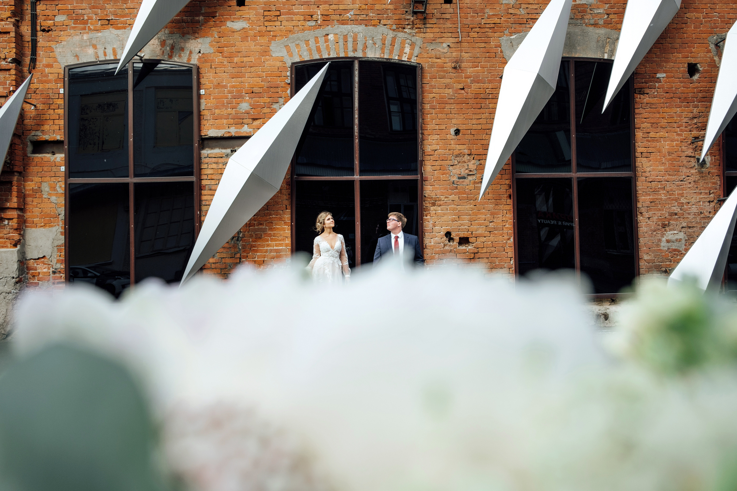 Свадебная фотосессия на территории Трехгорной мануфактуры. город Москв. Свадебный и семейный фотограф Ксения Ржевская (Митрохина)