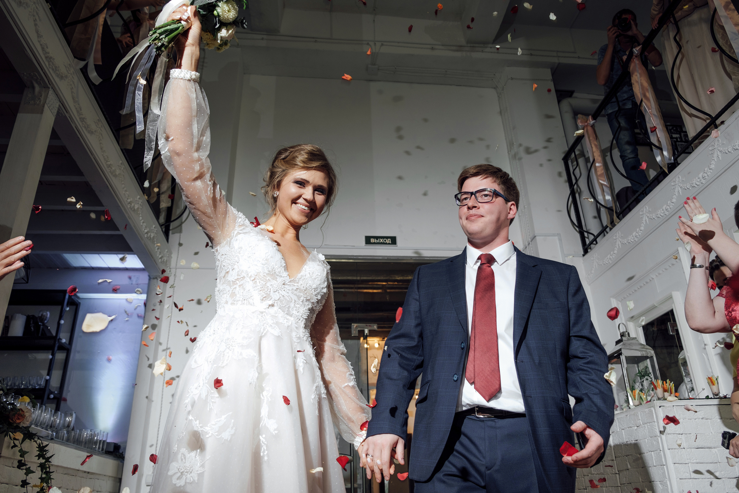 Свадебная фотосессия на территории Трехгорной мануфактуры. город Москв. Свадебный и семейный фотограф Ксения Ржевская (Митрохина)