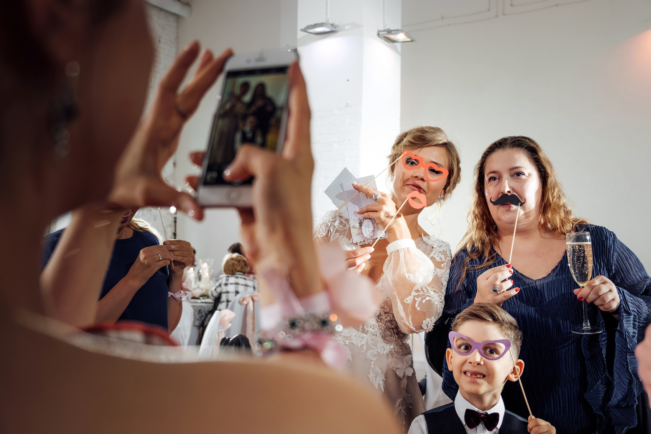 Свадебная фотосессия на территории Трехгорной мануфактуры. город Москв. Свадебный и семейный фотограф Ксения Ржевская (Митрохина)