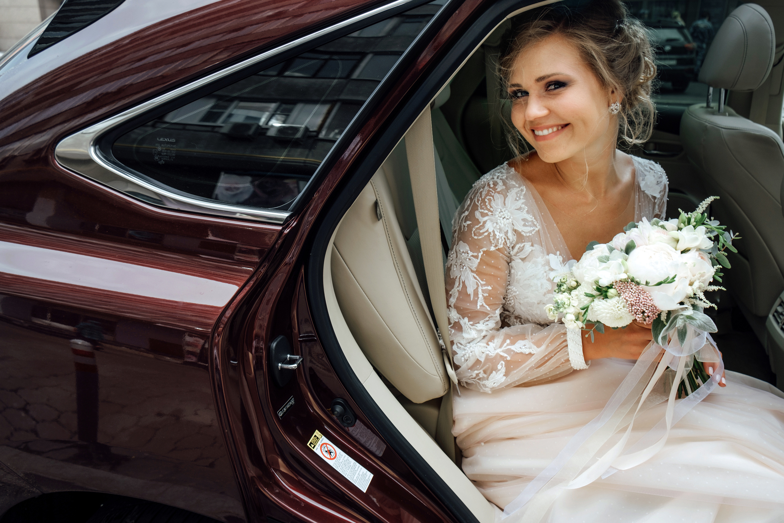 Свадебная фотосессия на территории Трехгорной мануфактуры. город Москв. Свадебный и семейный фотограф Ксения Ржевская (Митрохина)