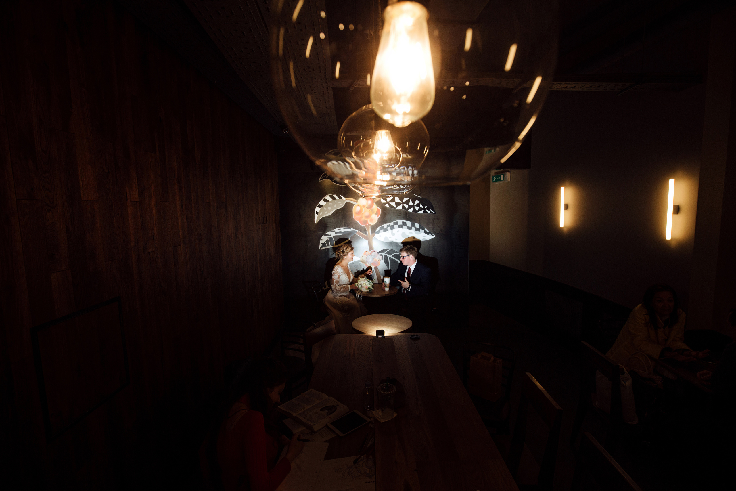 Свадебная фотосессия на территории Трехгорной мануфактуры. город Москв. Свадебный и семейный фотограф Ксения Ржевская (Митрохина)