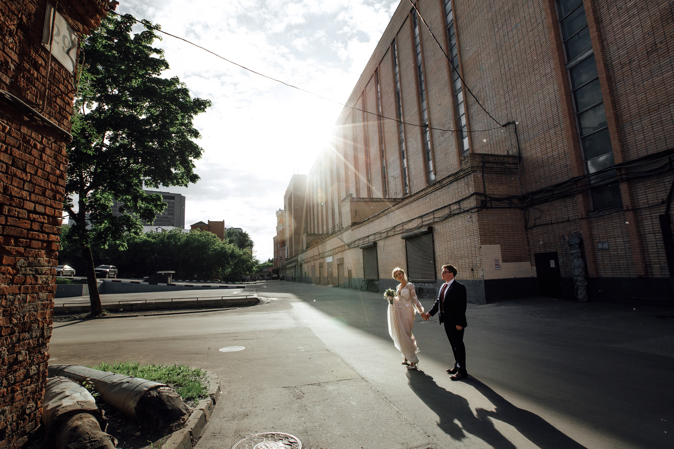 Свадебная фотосессия на территории Трехгорной мануфактуры. город Москв. Свадебный и семейный фотограф Ксения Ржевская (Митрохина)
