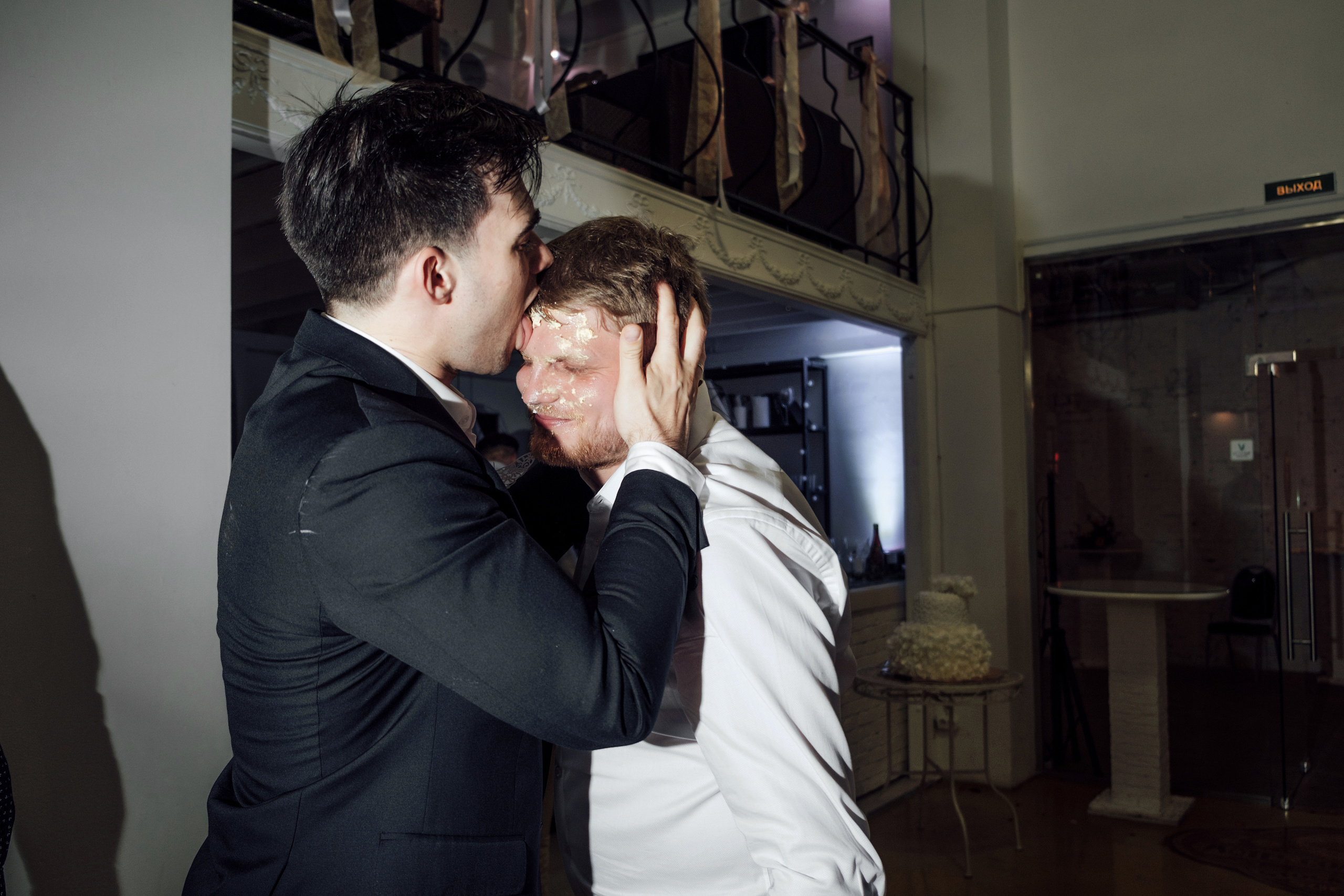 Свадебная фотосессия на территории Трехгорной мануфактуры. город Москв. Свадебный и семейный фотограф Ксения Ржевская (Митрохина)