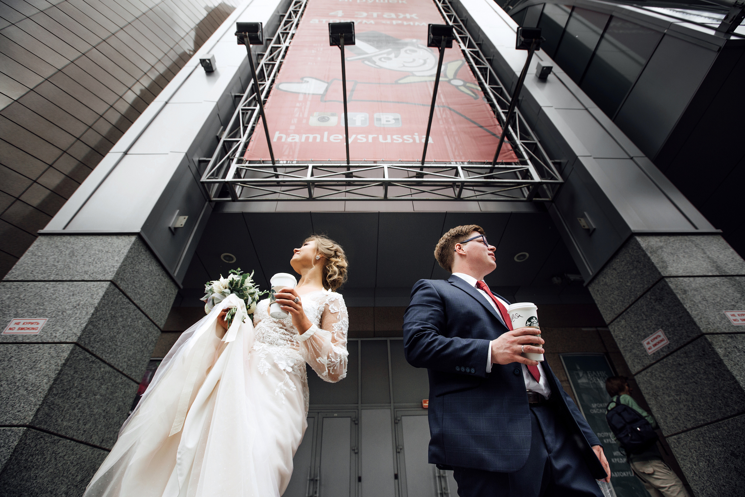 Свадебная фотосессия на территории Трехгорной мануфактуры. город Москв. Свадебный и семейный фотограф Ксения Ржевская (Митрохина)