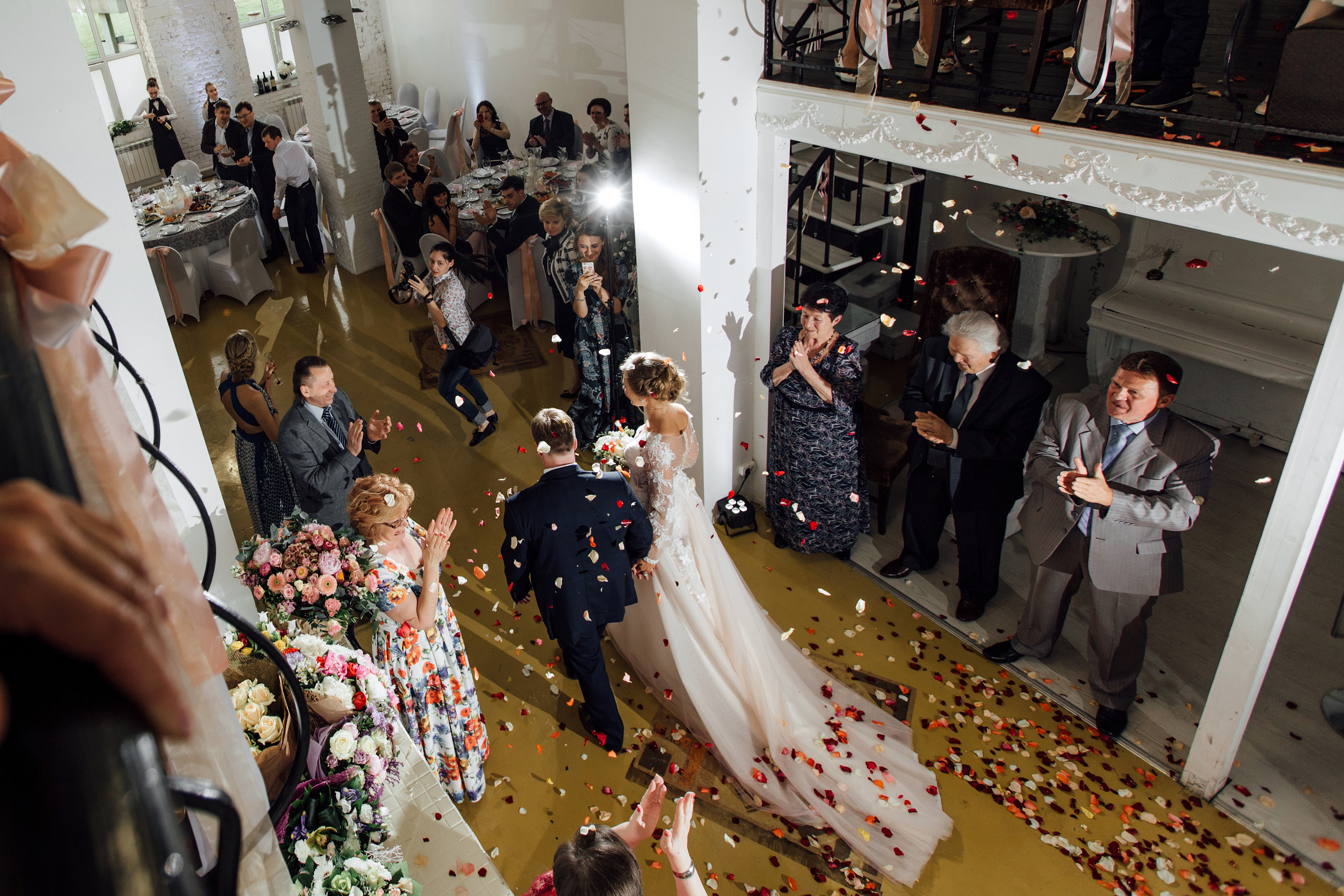 Свадебная фотосессия на территории Трехгорной мануфактуры. город Москв. Свадебный и семейный фотограф Ксения Ржевская (Митрохина)