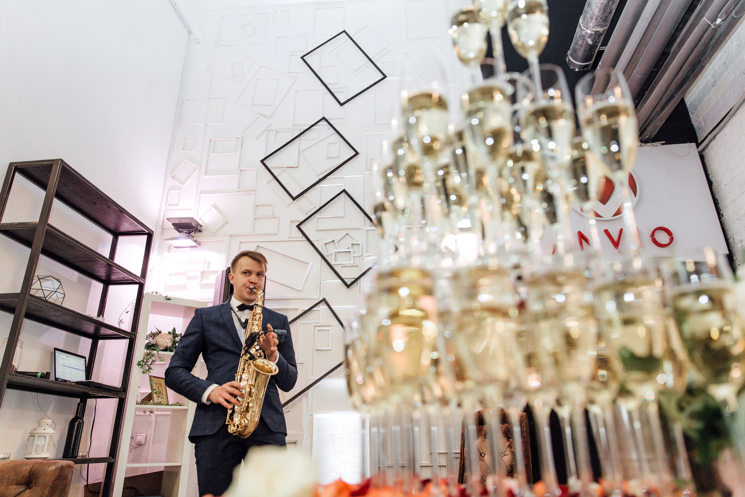 Свадебная фотосессия на территории Трехгорной мануфактуры. город Москв. Свадебный и семейный фотограф Ксения Ржевская (Митрохина)