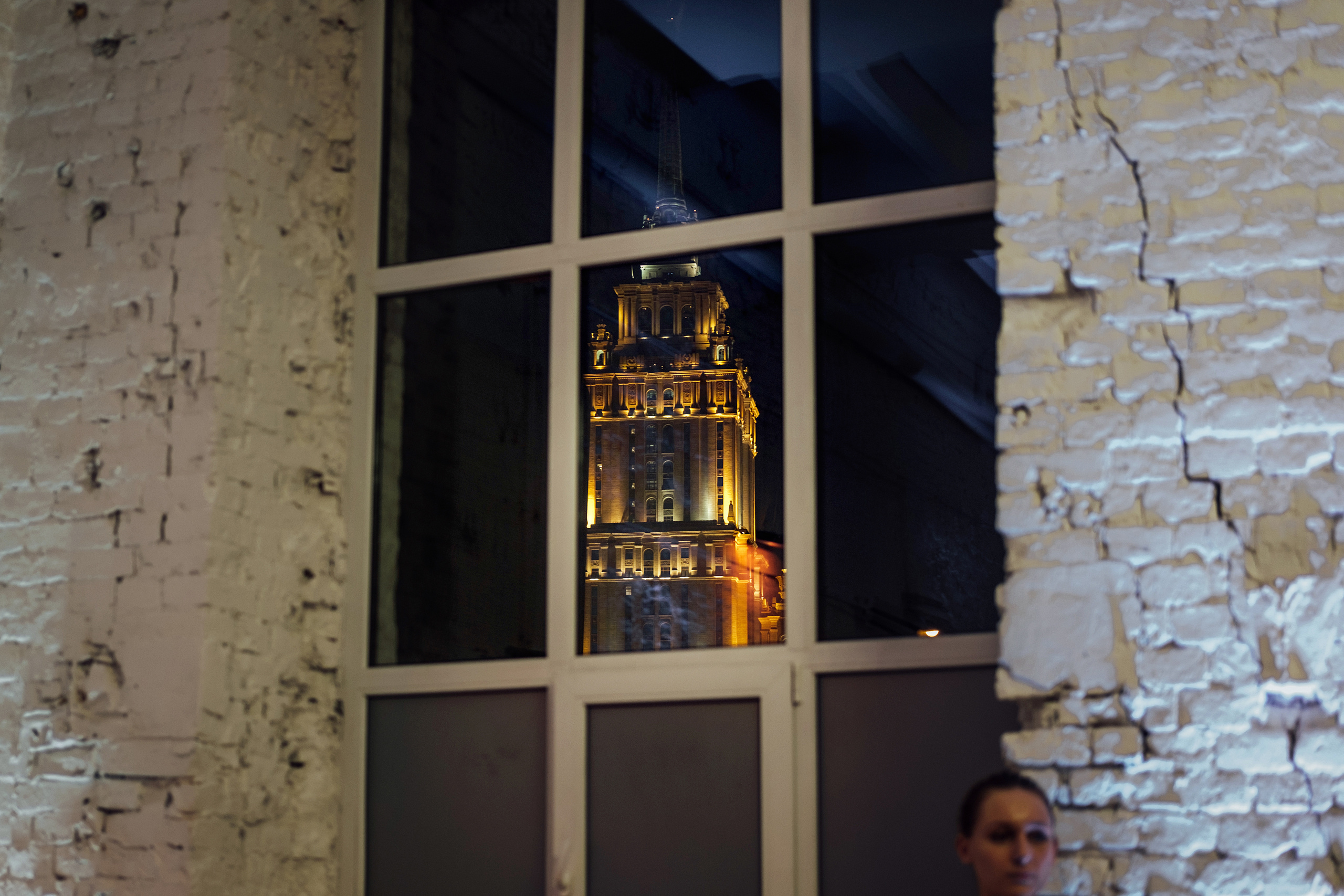 Свадебная фотосессия на территории Трехгорной мануфактуры. город Москв. Свадебный и семейный фотограф Ксения Ржевская (Митрохина)