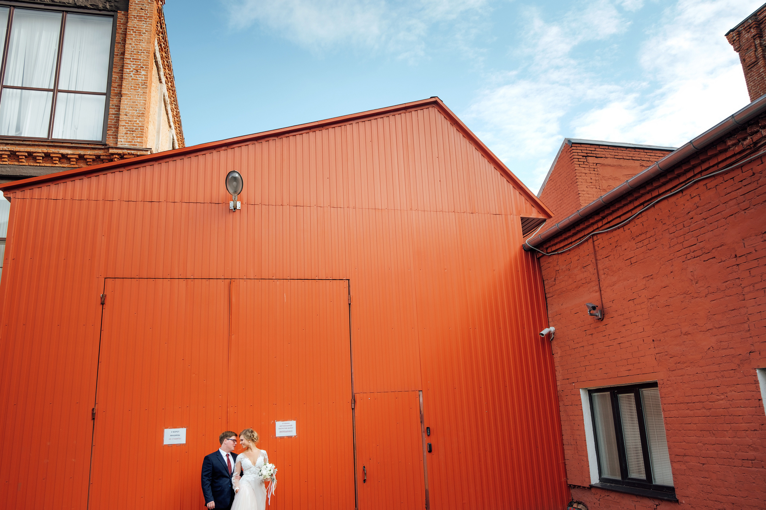 Свадебная фотосессия на территории Трехгорной мануфактуры. город Москв. Свадебный и семейный фотограф Ксения Ржевская (Митрохина)