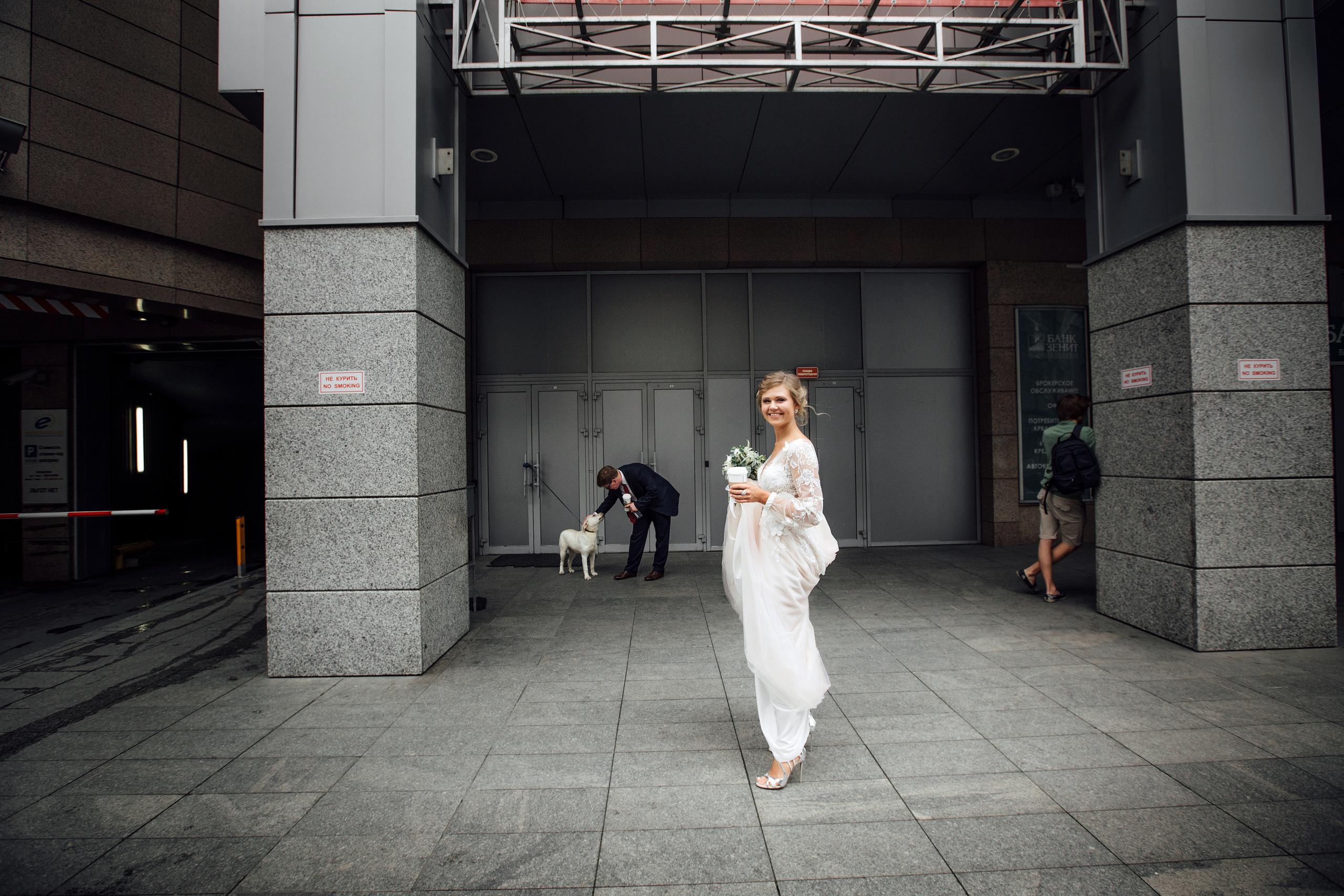 Свадебная фотосессия на территории Трехгорной мануфактуры. город Москв. Свадебный и семейный фотограф Ксения Ржевская (Митрохина)