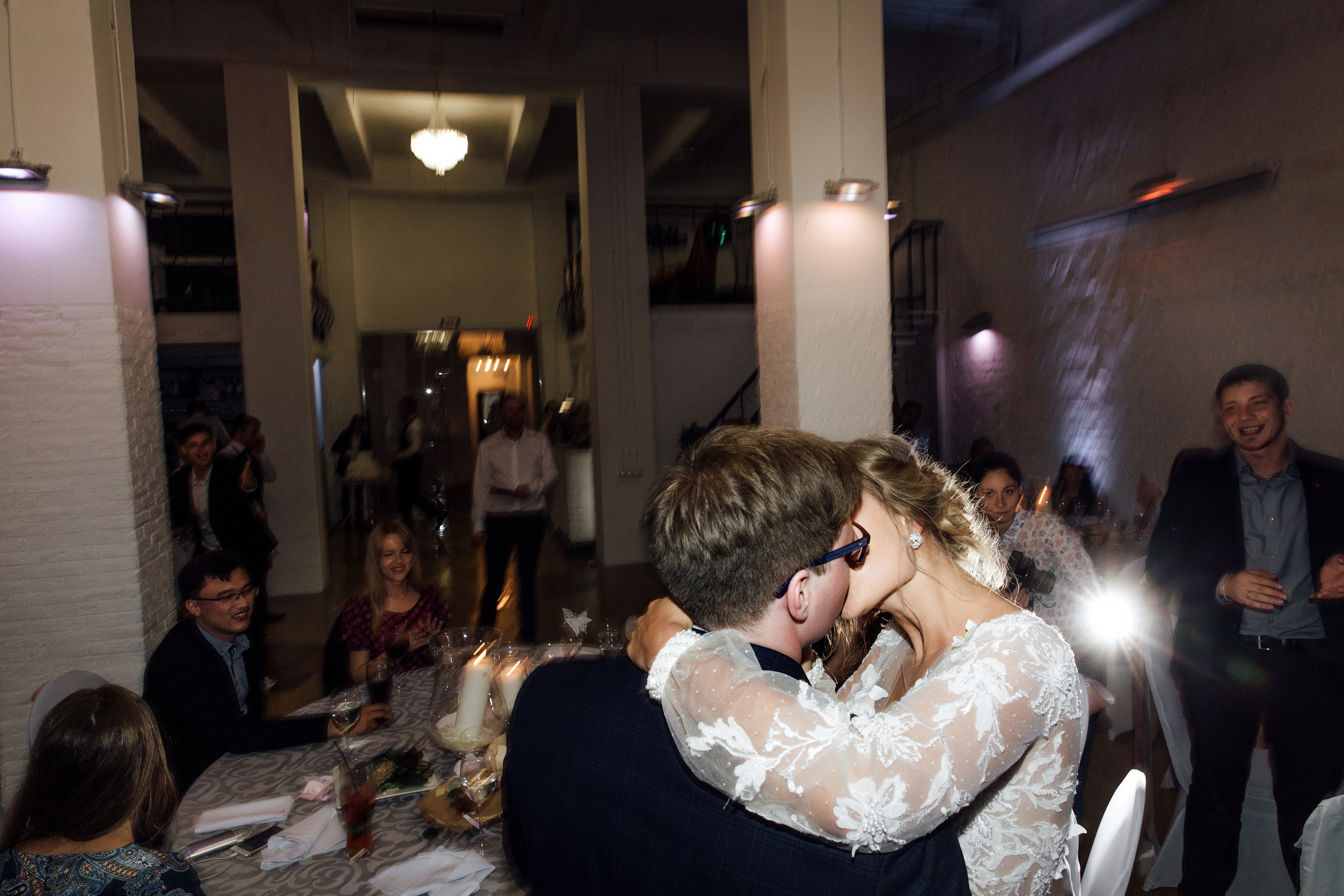 Свадебная фотосессия на территории Трехгорной мануфактуры. город Москв. Свадебный и семейный фотограф Ксения Ржевская (Митрохина)