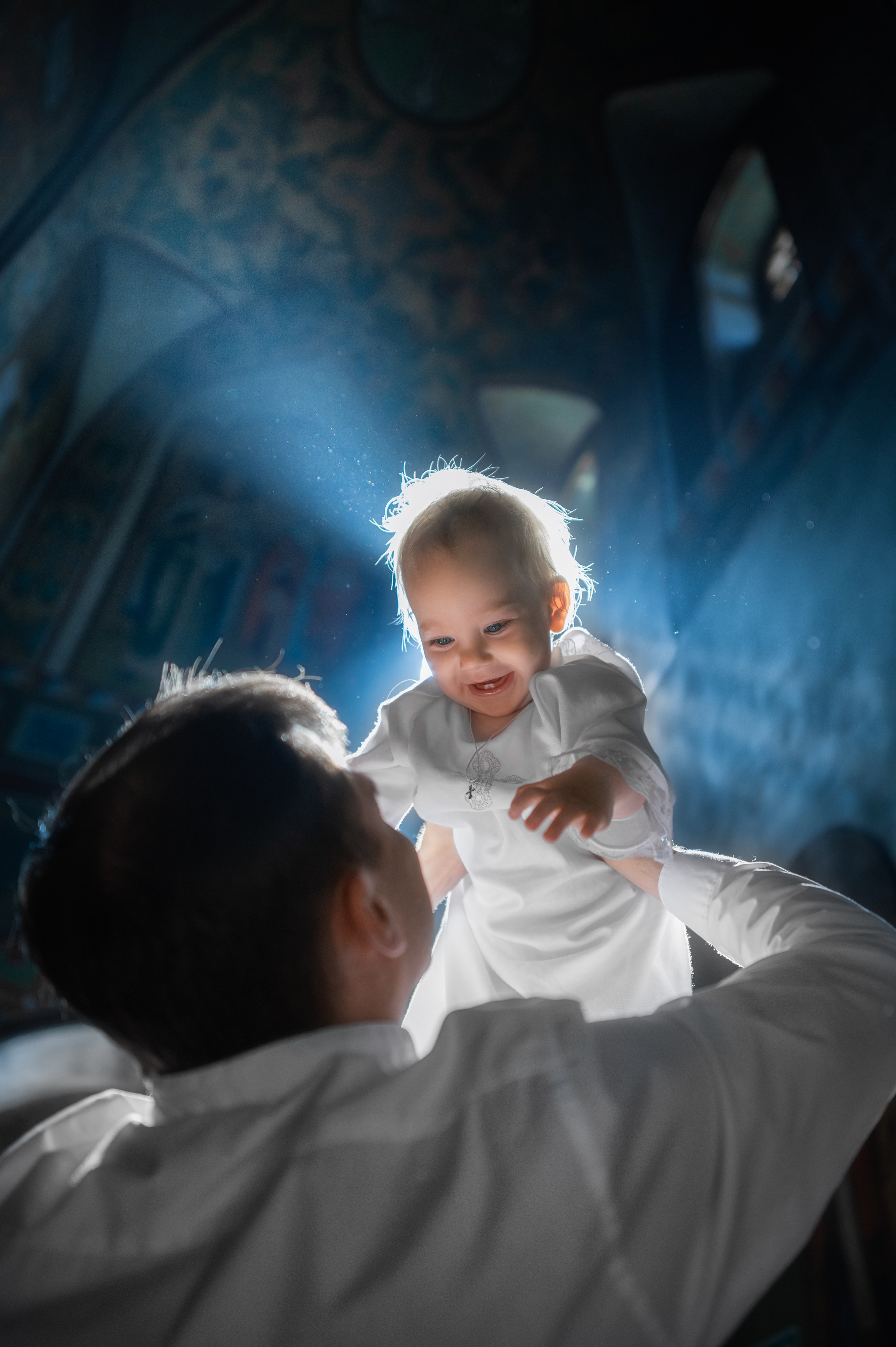 малышка смеется в лучах солнечного в соборе Петра и Павла в Петергофе