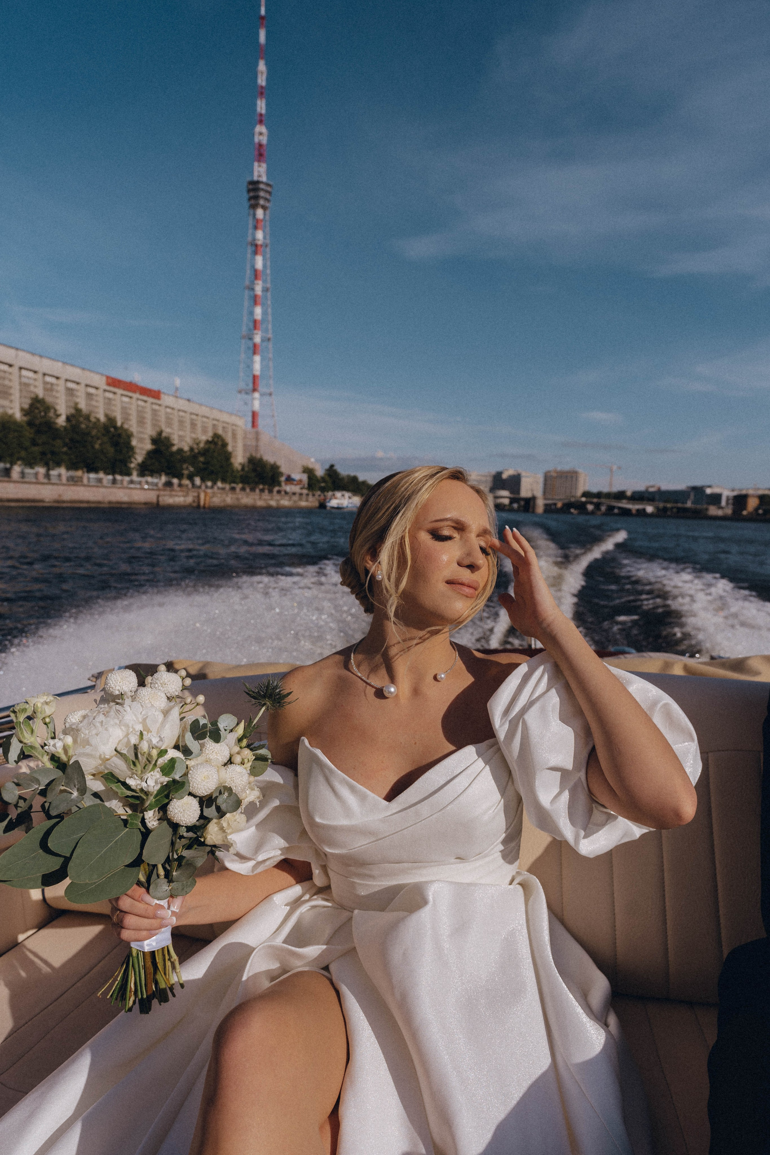 СВАДЕНБНАЯ СЬЕМКА НА КАТЕРЕ ПО КАНАЛАМ САНКТ-ПЕТЕРБУРГА И В АКВАТОРИИ НЕВЫ. Профессиональный фотограф, Санкт-Петербург — Виктория Богомолова