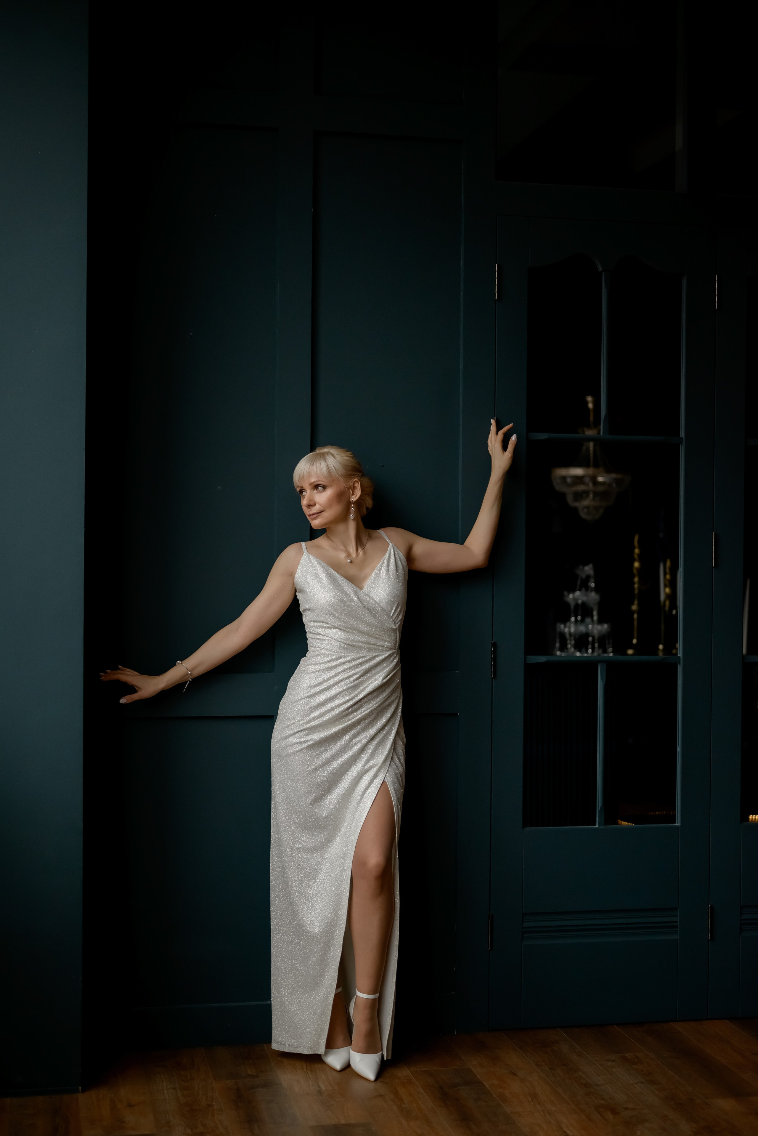 Свадебная фотосессия в синем зале. Юлия Басня семейный и свадебный фотограф в Донецке