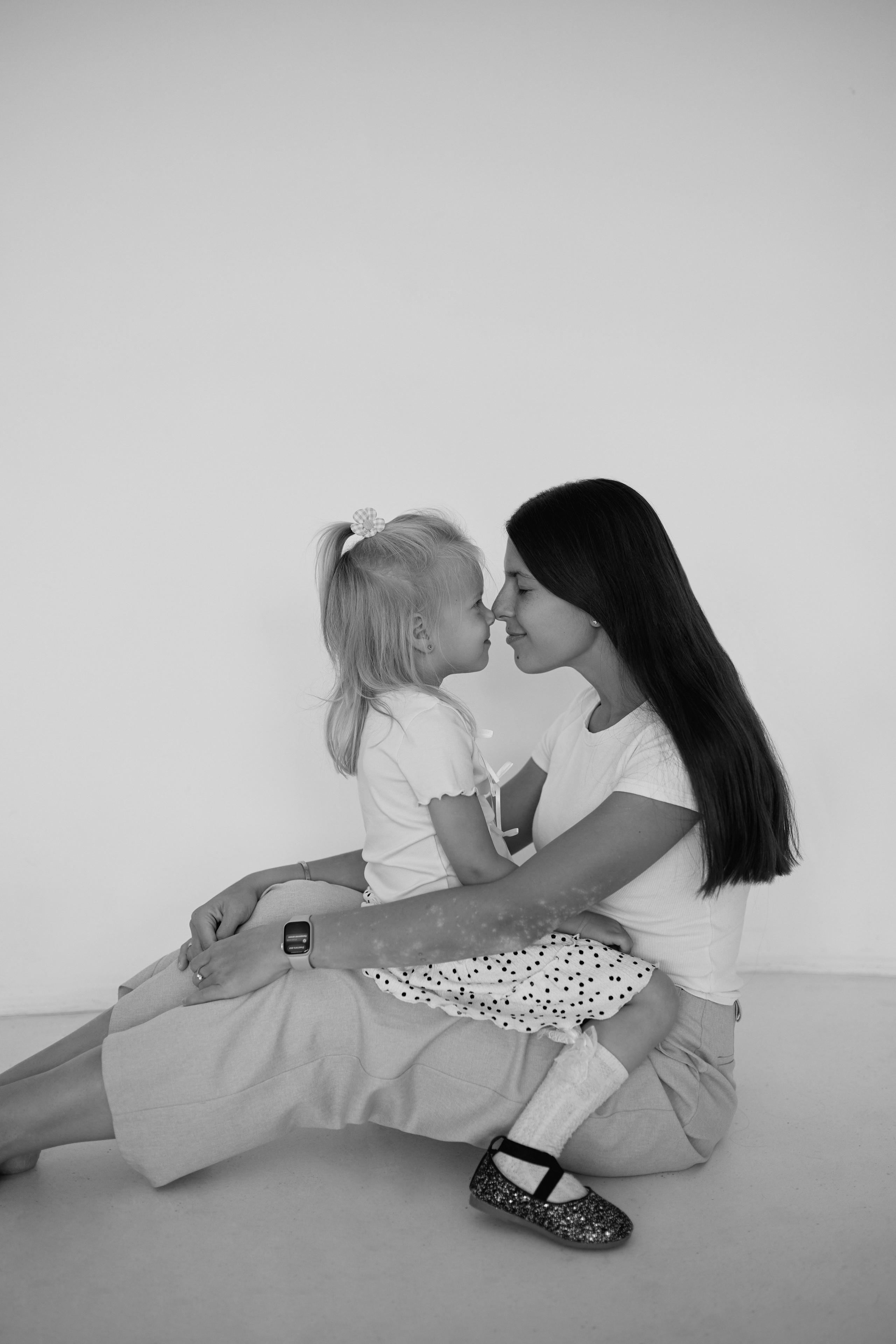 Семейная фотосессия в фотостудии. Сестры Карабаза. Фотографы и ретушеры в Москве и Санкт-Петербурге