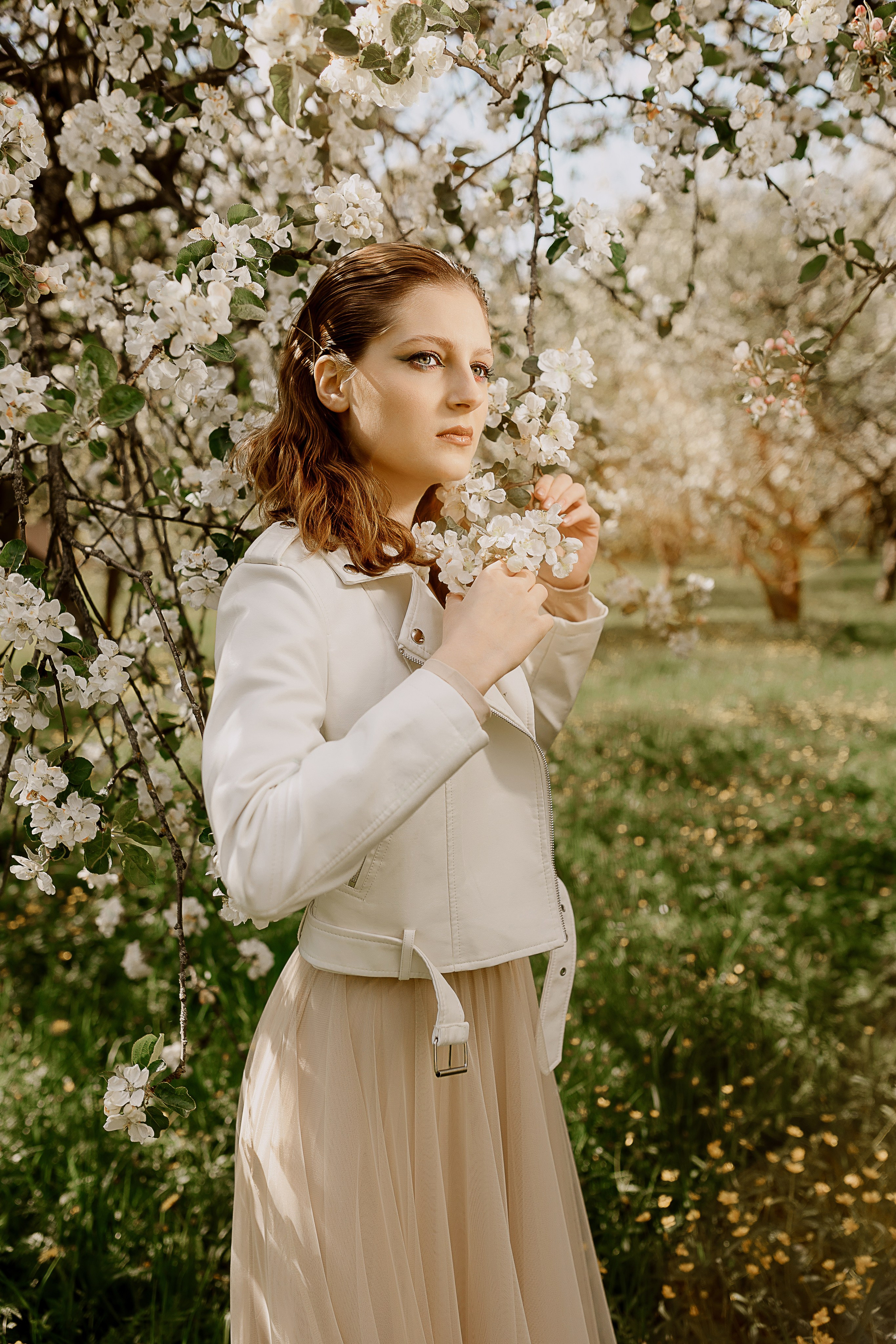 Женская фотосессия в цветущем саду. Семейный и женский фотограф в Москве Надежда Воробьева
