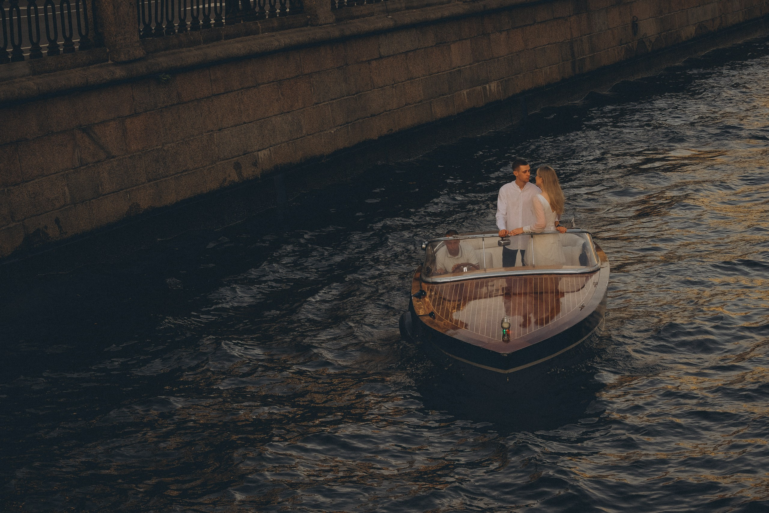 СВАДЕНБНАЯ СЬЕМКА НА КАТЕРЕ ПО КАНАЛАМ САНКТ-ПЕТЕРБУРГА И В АКВАТОРИИ НЕВЫ. Профессиональный фотограф, Санкт-Петербург — Виктория Богомолова