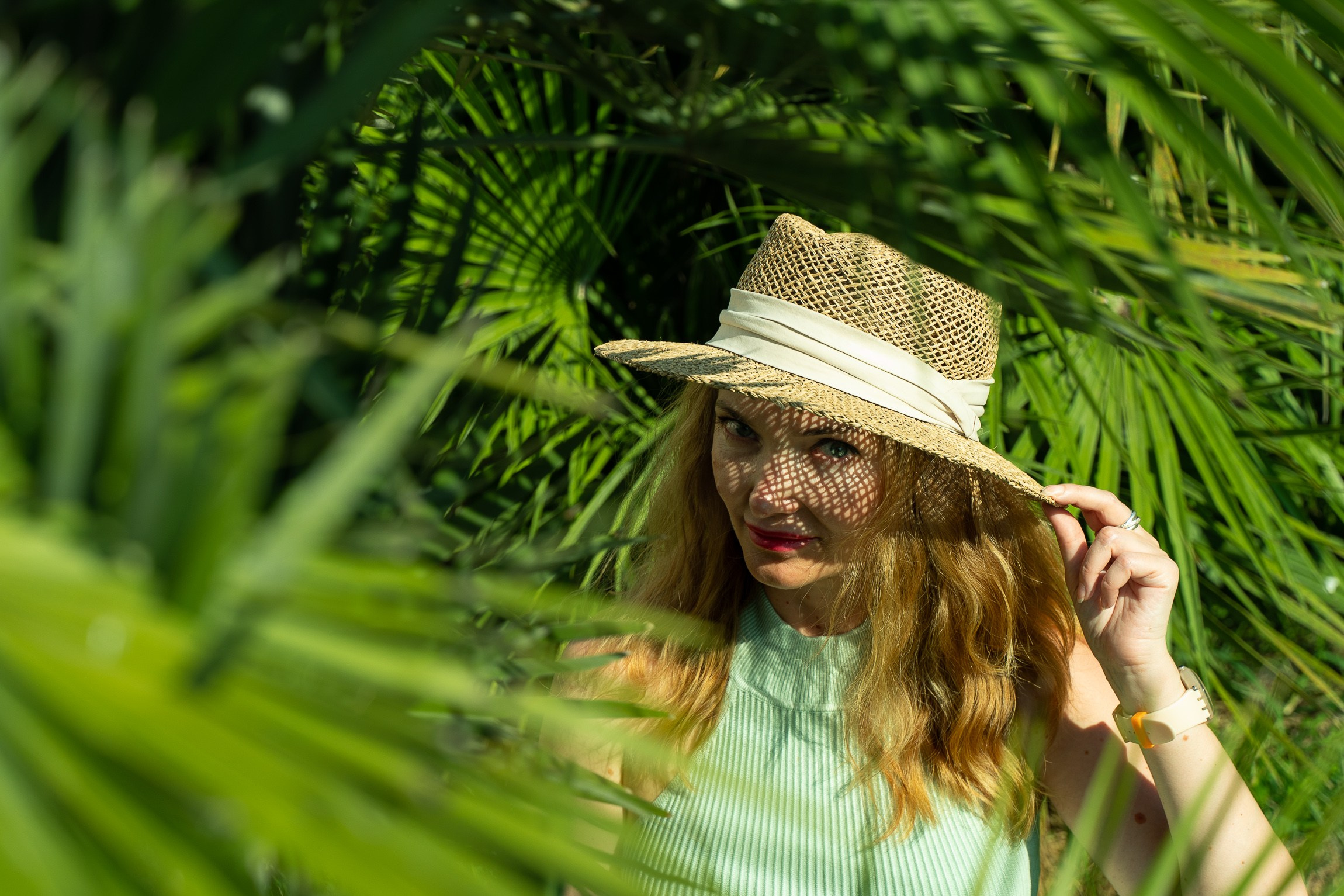 Пальмы и девушка в Сочи 