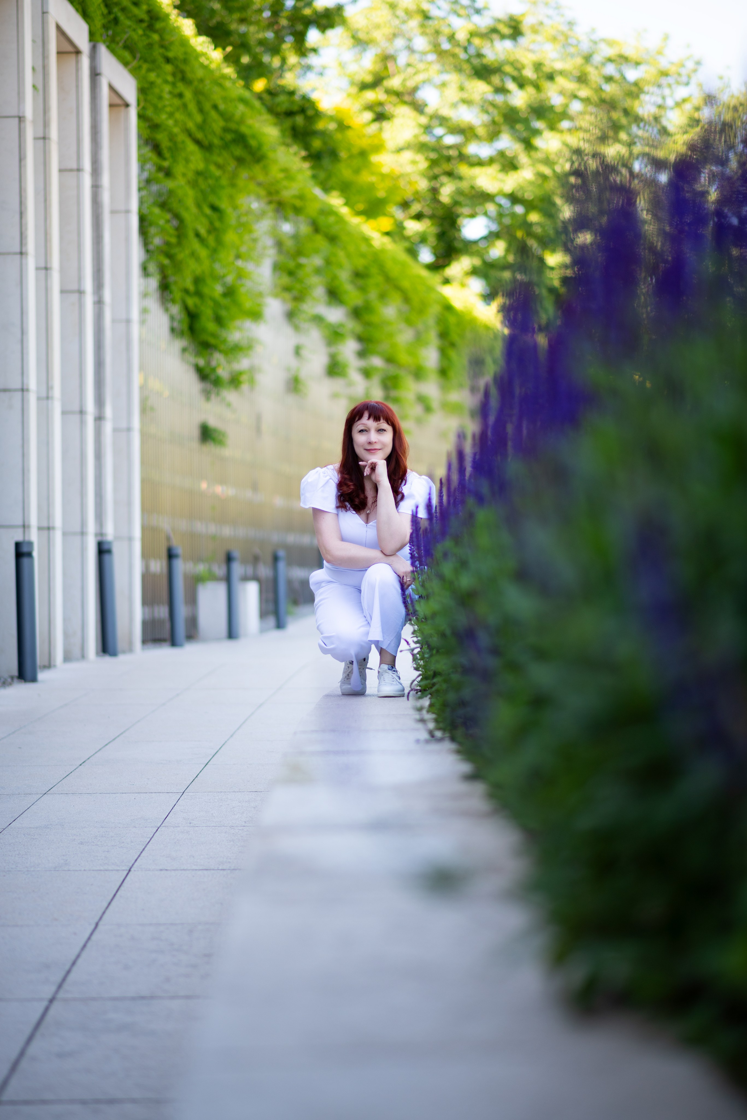 Людмила с шалфеем в парке Галицкого. Фотограф в Краснодаре Анна Карелина