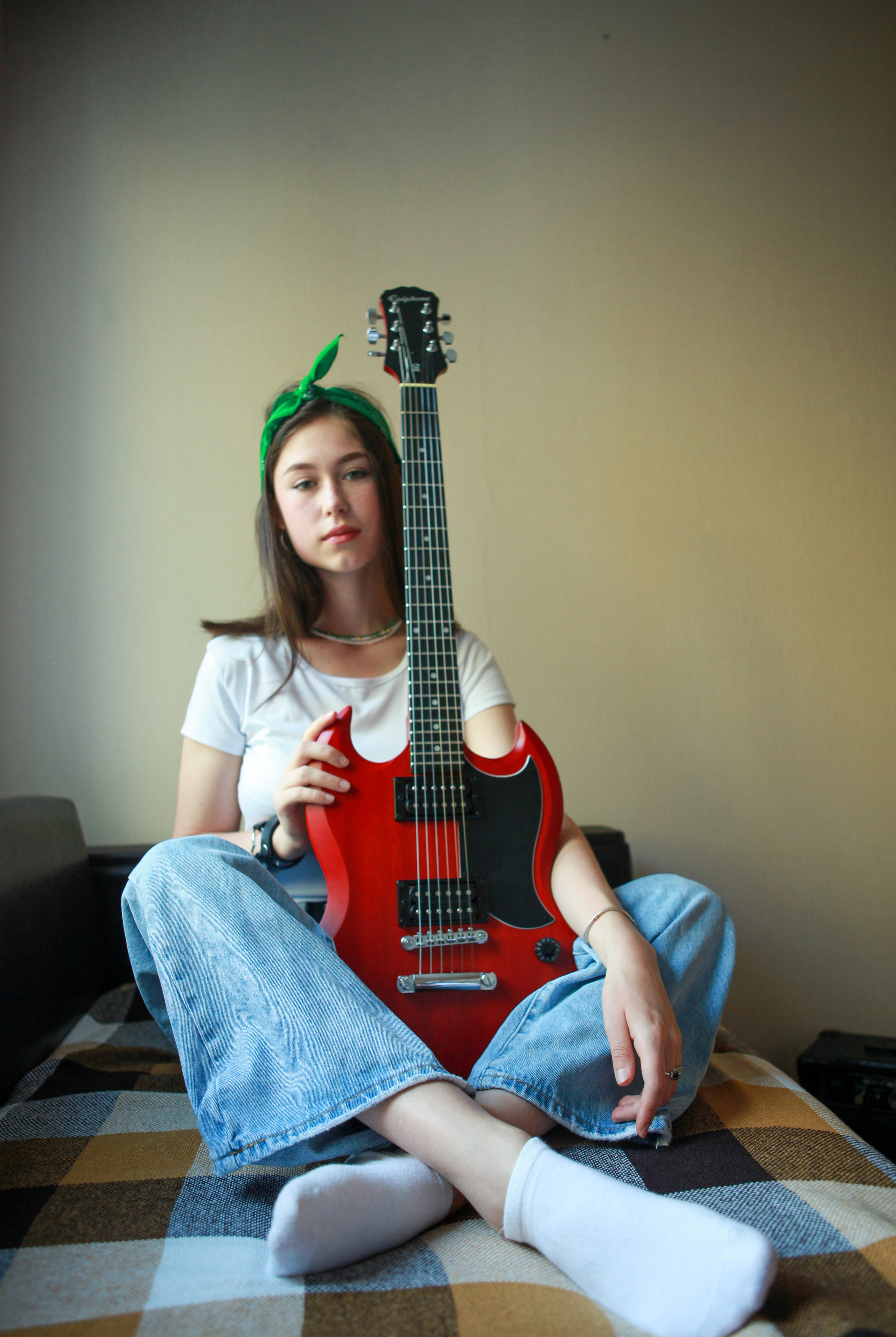 Между жизнью и смертью она выбирает гитару. Фотограф Анастасия Кузьменко