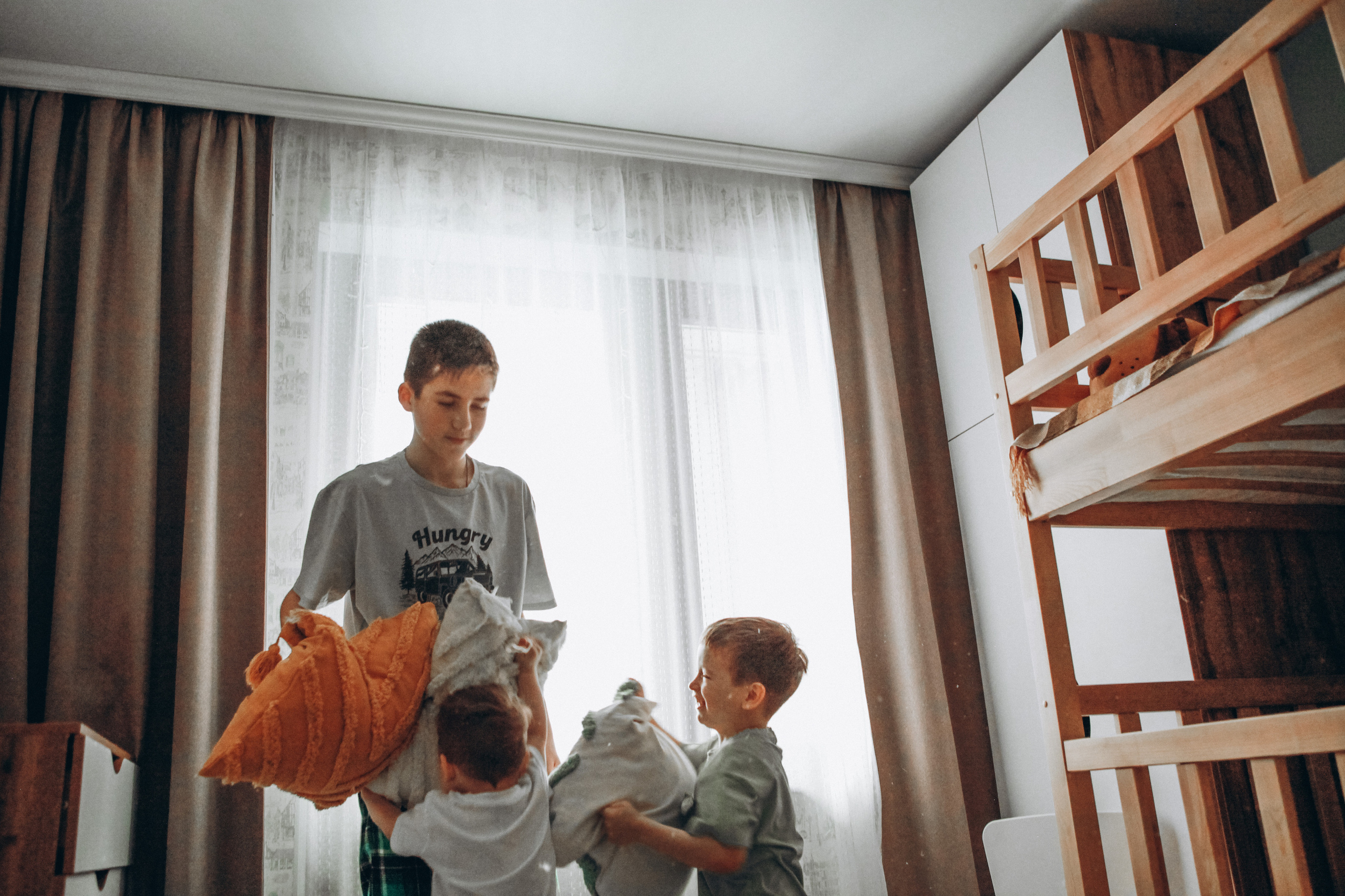 Каникулы. Братья. Перья. Фотограф Анастасия Кузьменко