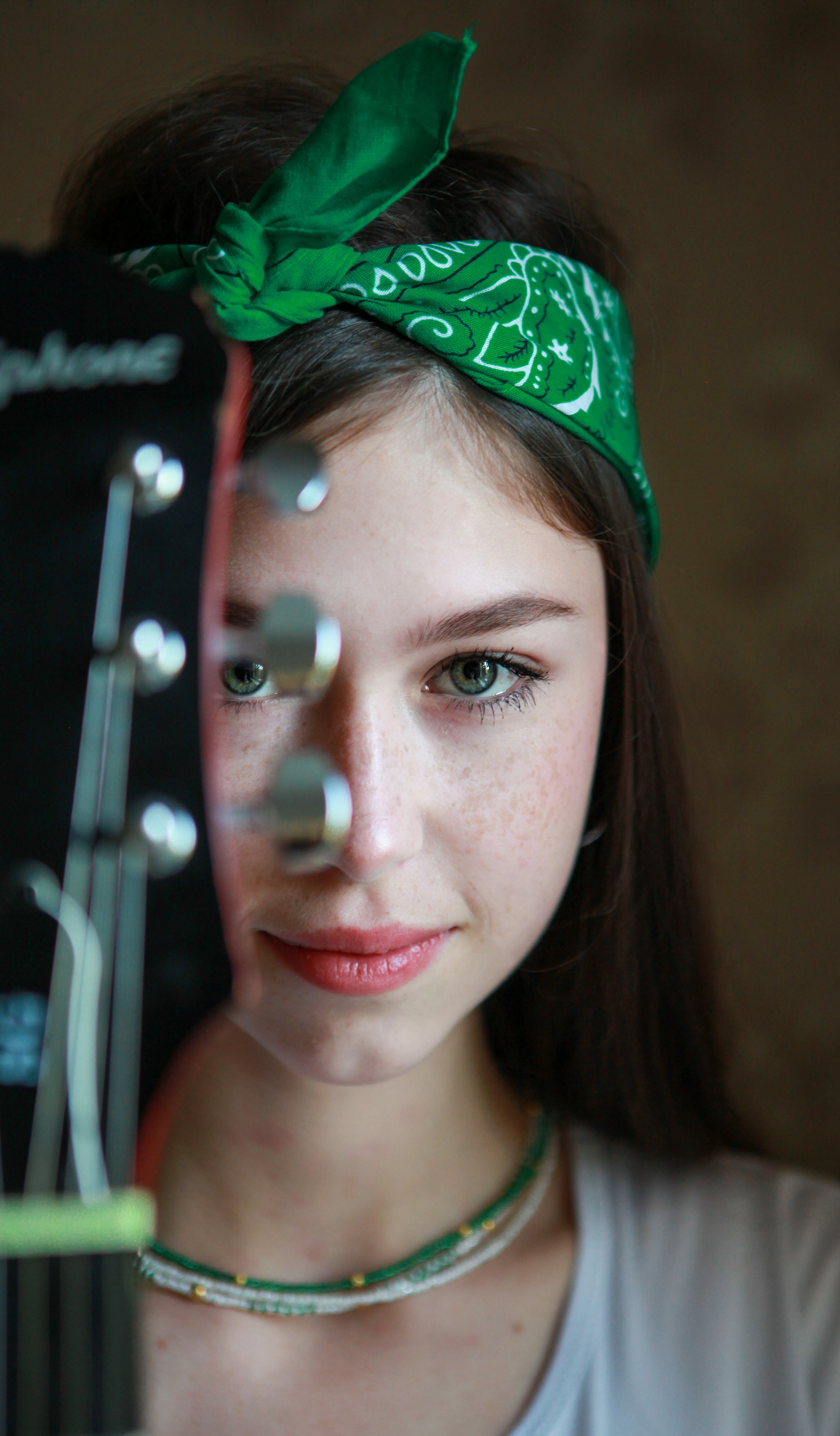 Между жизнью и смертью она выбирает гитару. Фотограф Анастасия Кузьменко